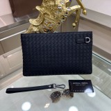 入手困難品！ボッテガヴェネタ メンズ クラッチバッグ 偽物