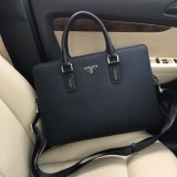 日本未入荷  プラダ メンズ ブリーフケース 偽物
