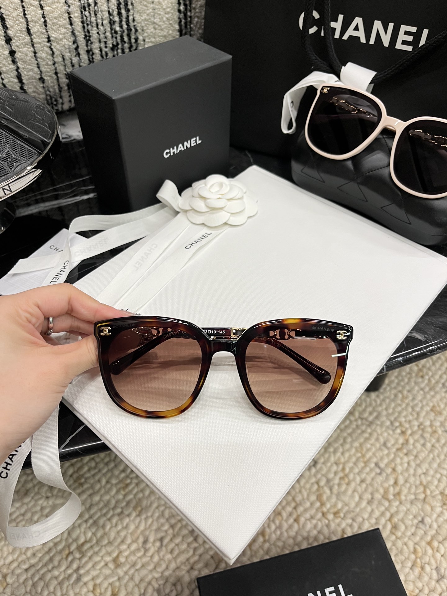 完売必至 2024 シャネル 新作 レディースサングラス 偽物