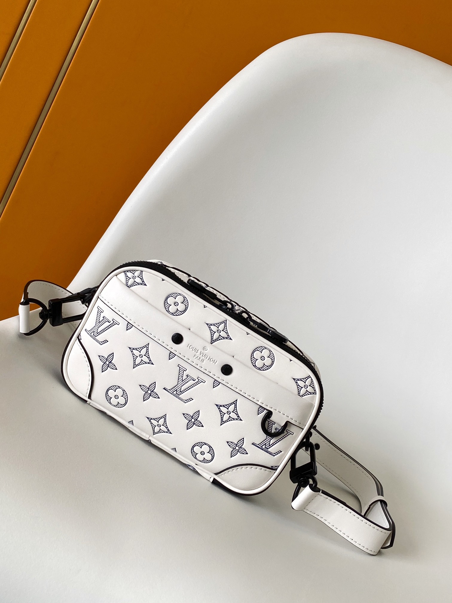 一目惚れ♪ ルイヴィトン メンズ ショルダーバッグ スーパーコピー M83383