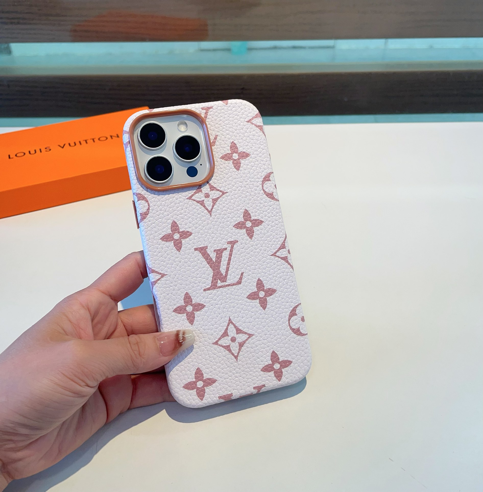 即発送！2024 ルイヴィトン 新作 iPhone ケース 全機種 販売 コピー