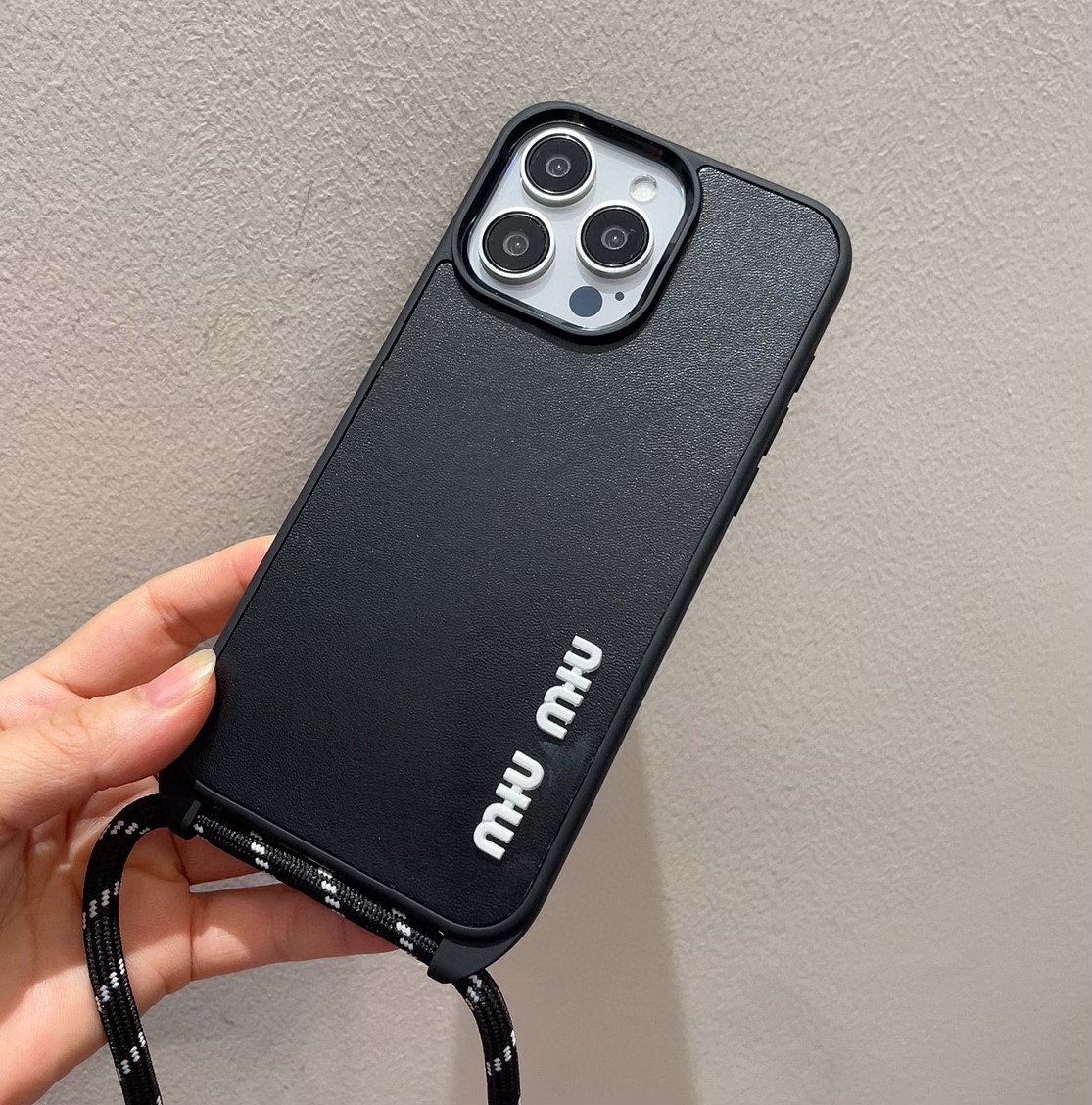日本未入荷 2024 ミュウミュウ 新作 iPhone ケース 全機種 販売 偽物