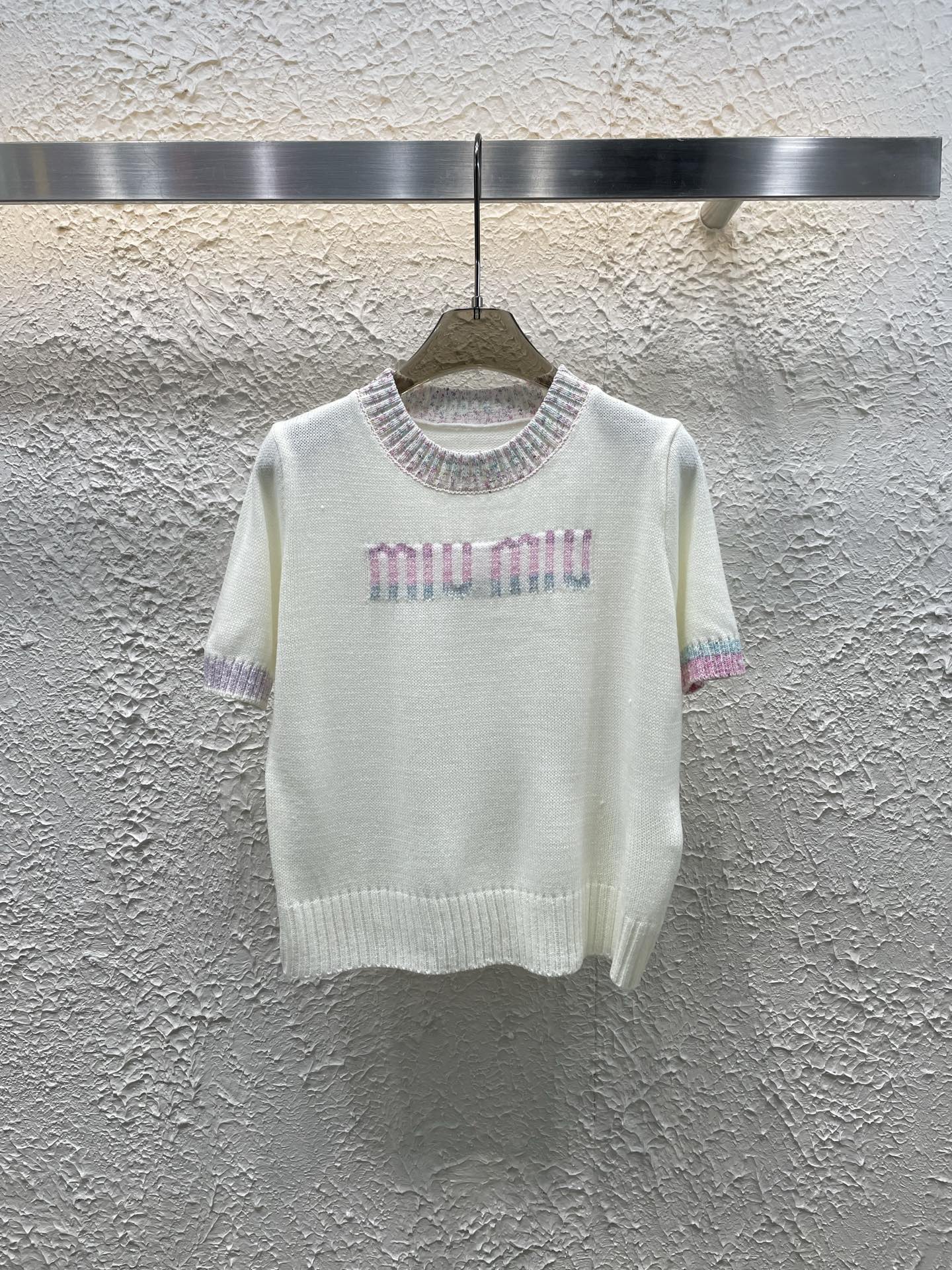 絶対欲しい！2025 ミュウミュウ 新作 半袖Tシャツ 偽物
