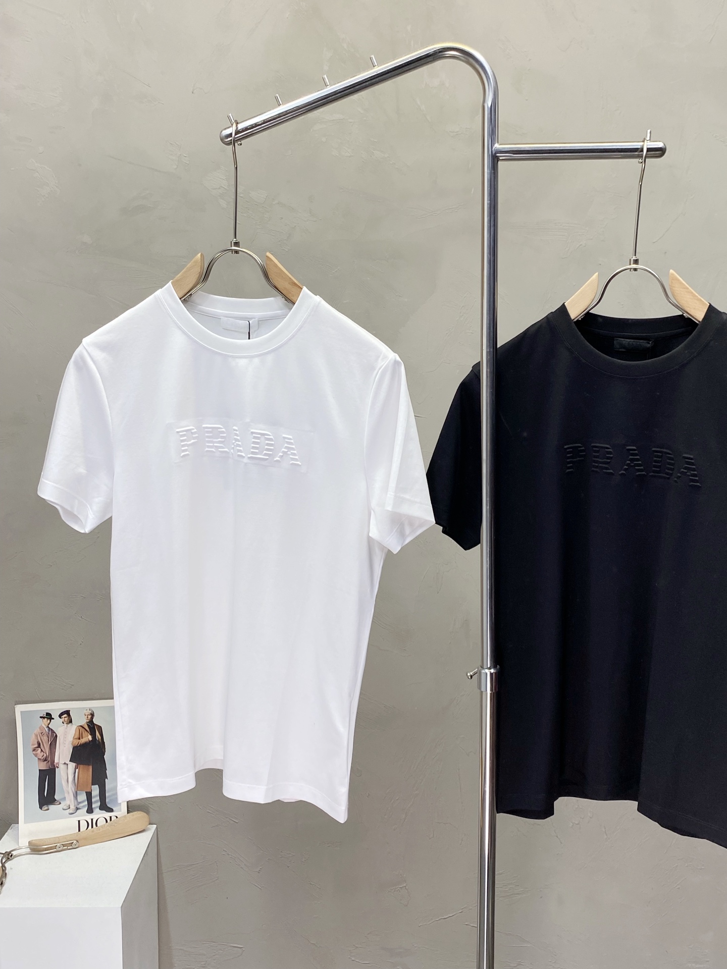 注目アイテム☆ 2025 プラダ 新作 半袖Tシャツ 偽物 2色