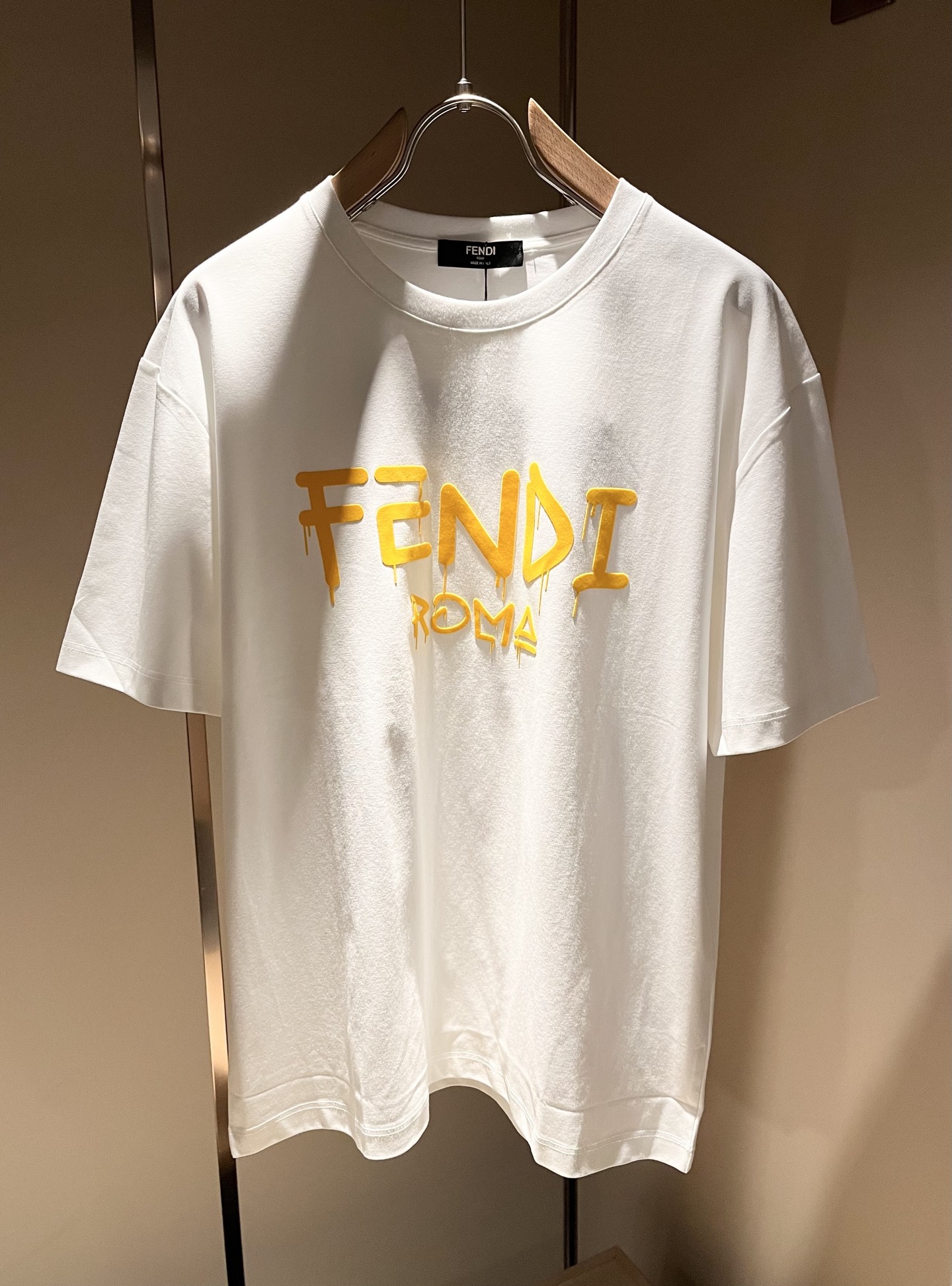 完売必至 2025 フェンディ 新作 半袖Tシャツ 偽物