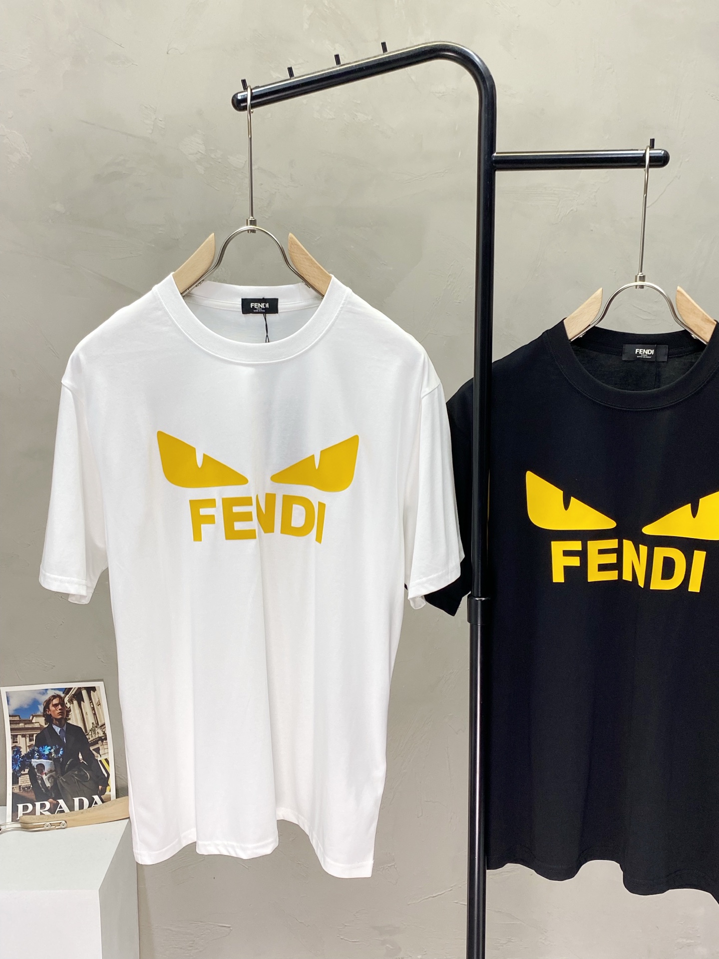 入手困難品！2025 フェンディ 新作 半袖Tシャツ コピー 2色