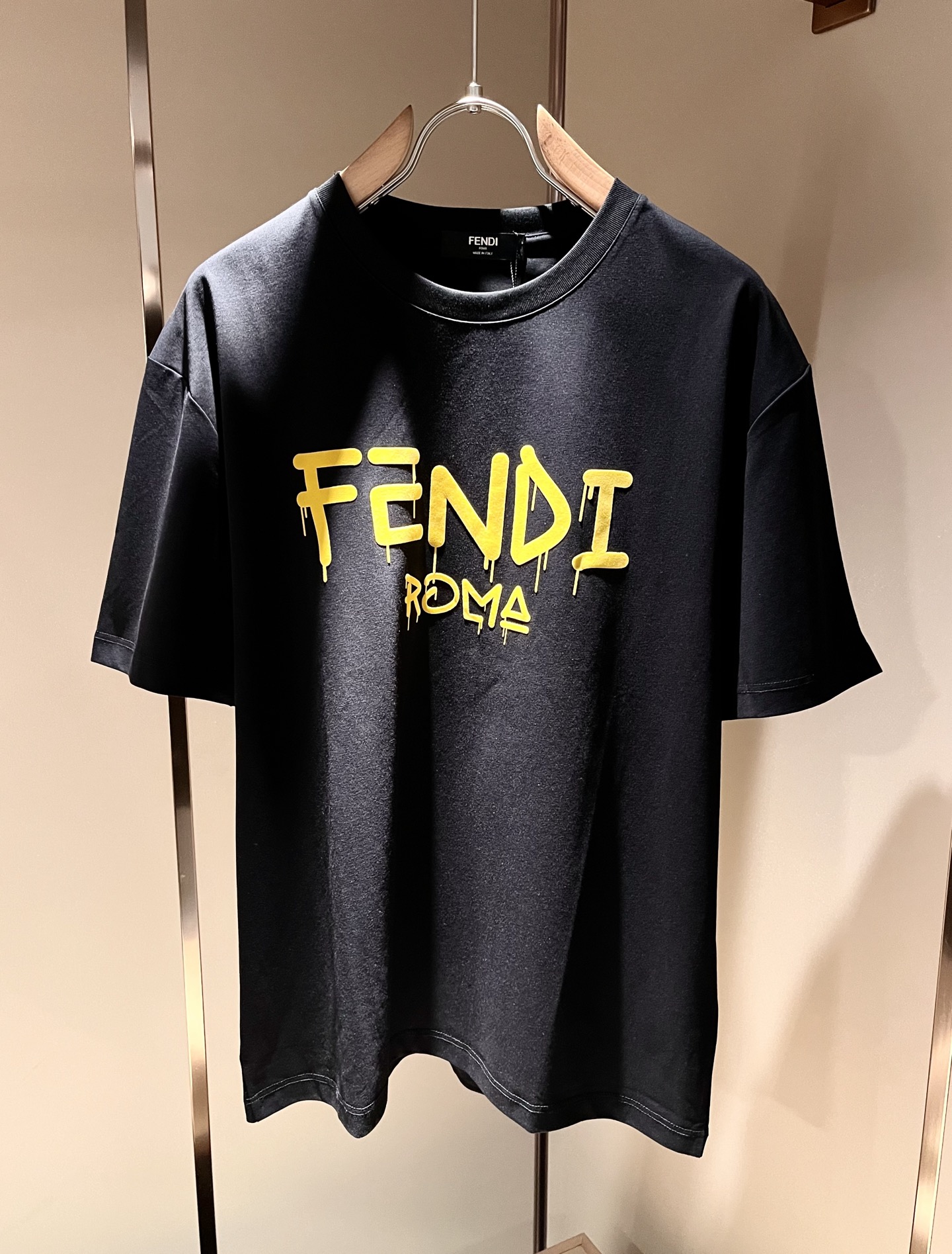 すぐ届く 2025 フェンディ 新作 半袖Tシャツ コピー