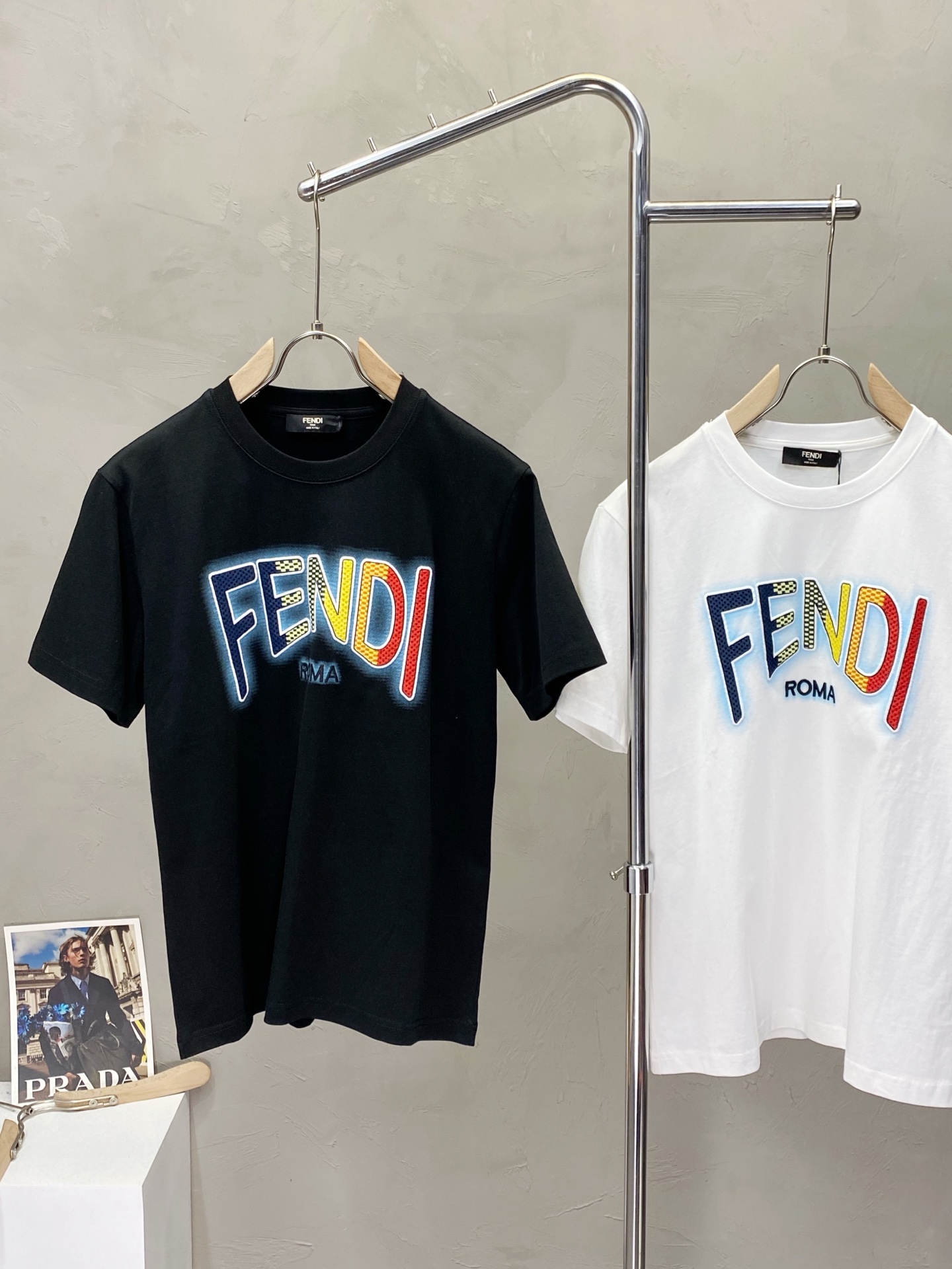 入手困難！2025 フェンディ 新作 半袖Tシャツ スーパーコピー 2色