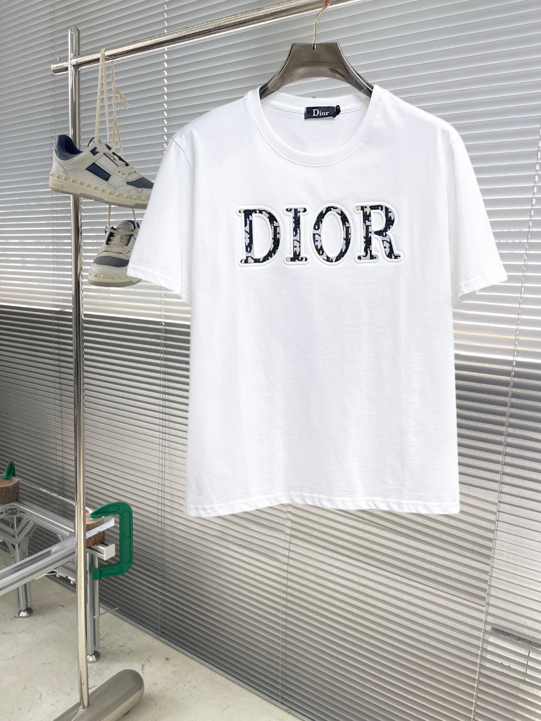 送料込 2025 ディオール 新作 半袖Tシャツ スーパーコピー