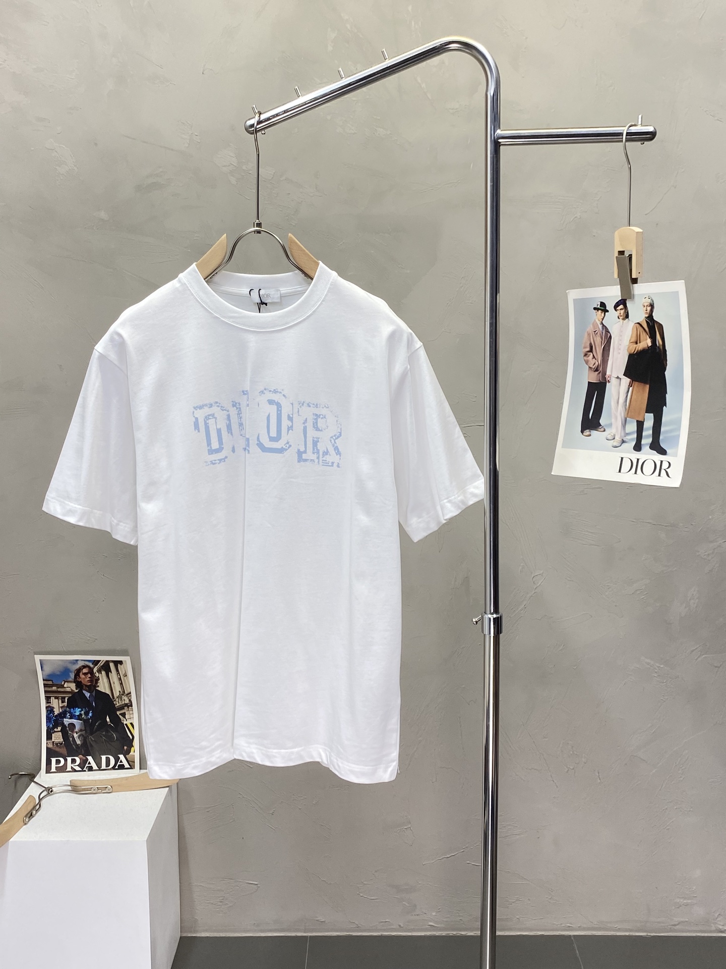 注目度抜群！2025 ディオール 新作 半袖Tシャツ 偽物