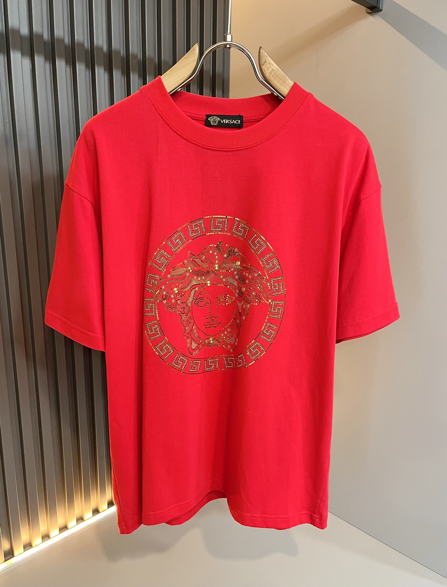 世界中で大人気♪ 2025 ヴェルサーチェ 新作 半袖Tシャツ 偽物