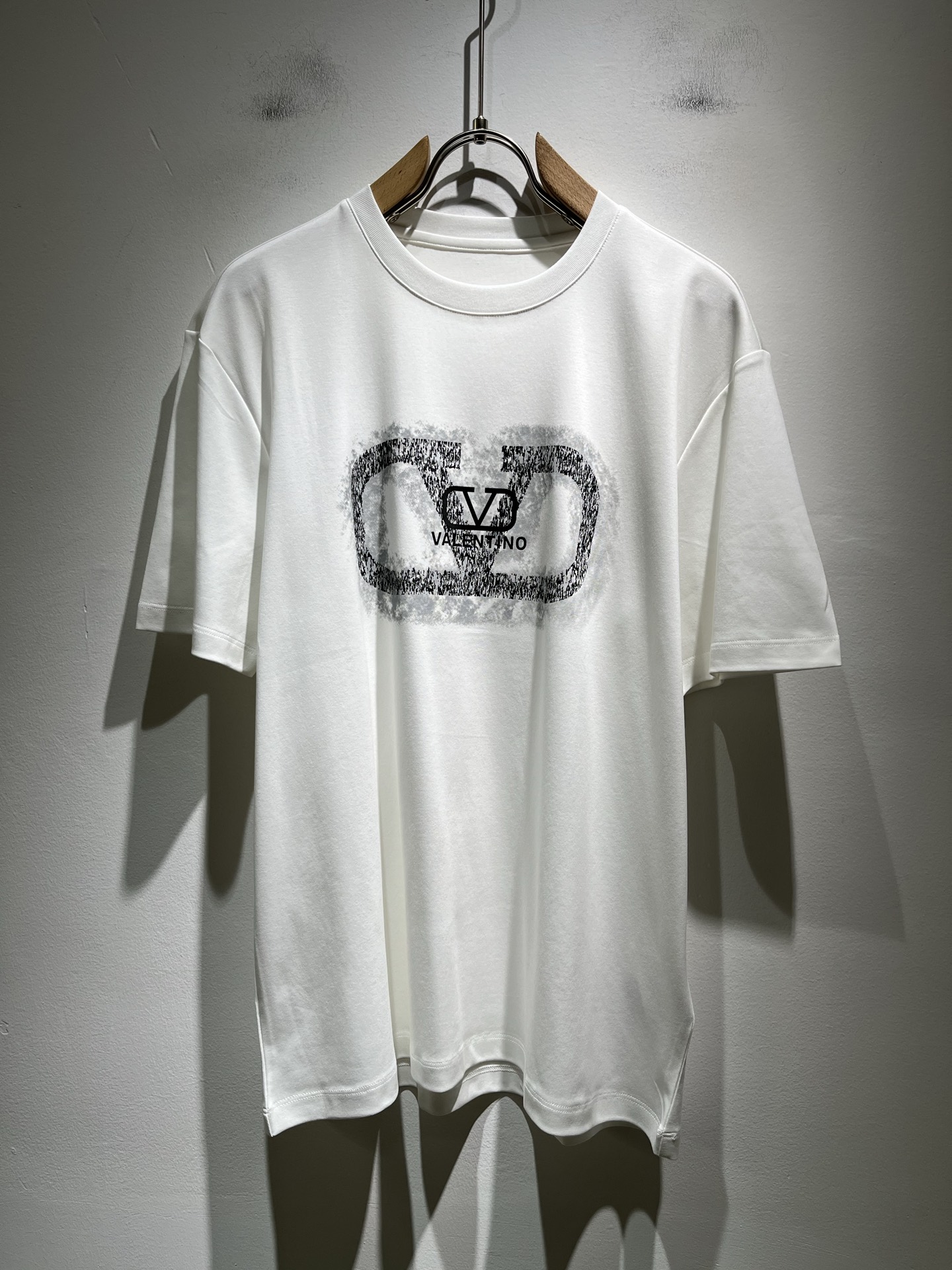使い勝手良 2025 ヴァレンティノ 新作 半袖Tシャツ スーパーコピー