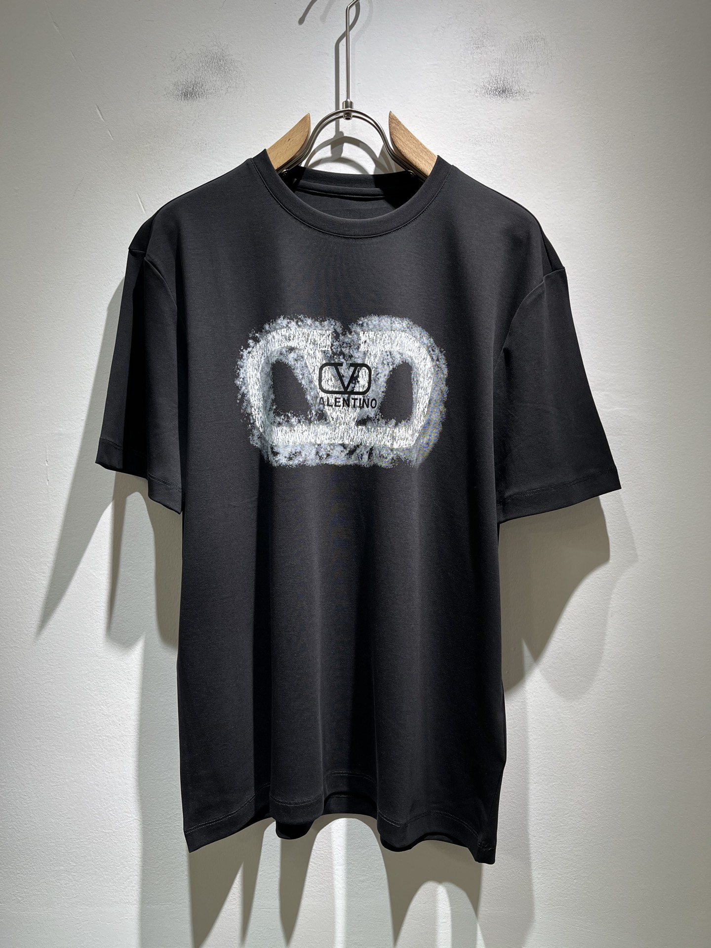 人気急上昇新作 2025 ヴァレンティノ 新作 半袖Tシャツ コピー