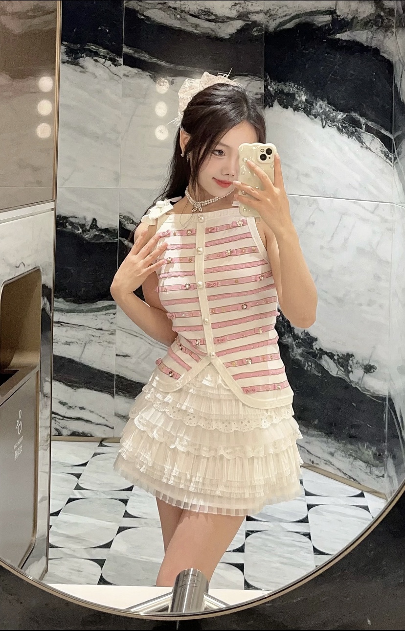 目を惹くカラー 2025 シャネル 新作 チョッキ着 偽物