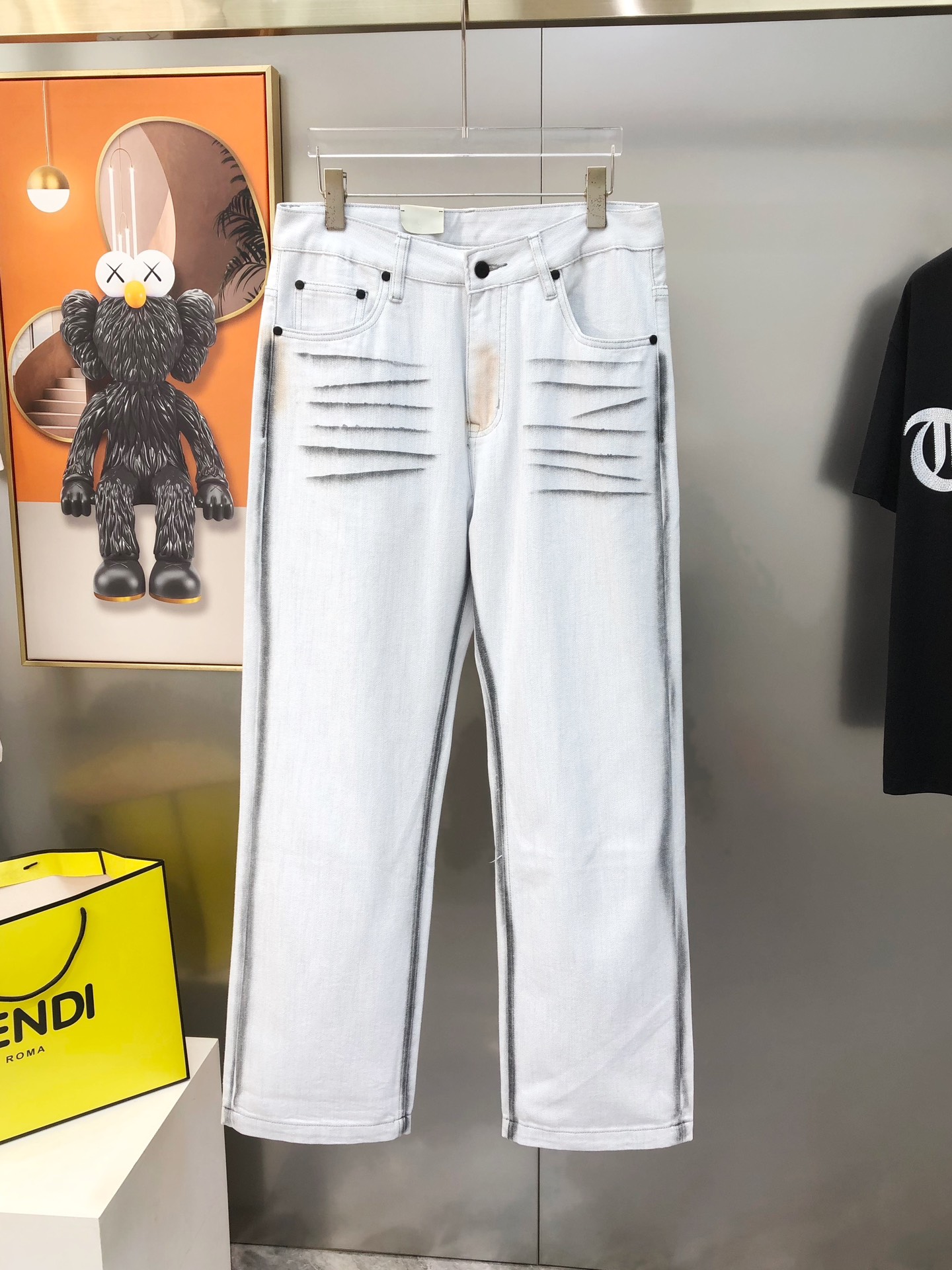 日本未入荷 2025 フェンディ 新作 カジュアルパンツ 偽物