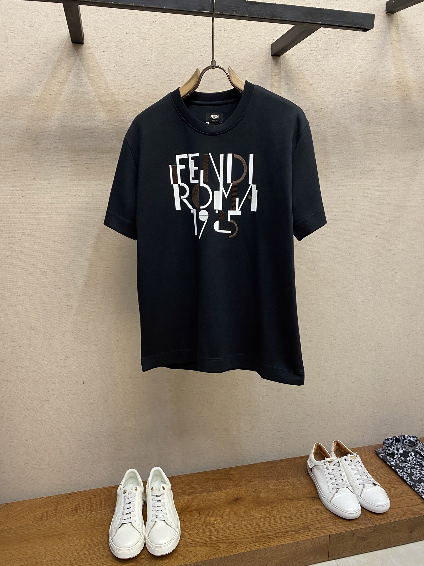 《人気★》 2025 フェンディ 新作 半袖Tシャツ 偽物