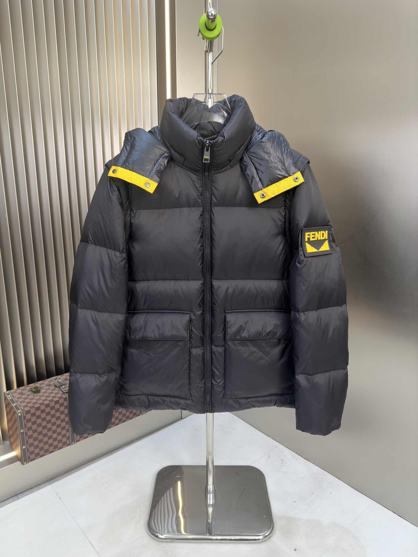 送料込 2025 フェンディ 新作 ダウンジャケット 偽物