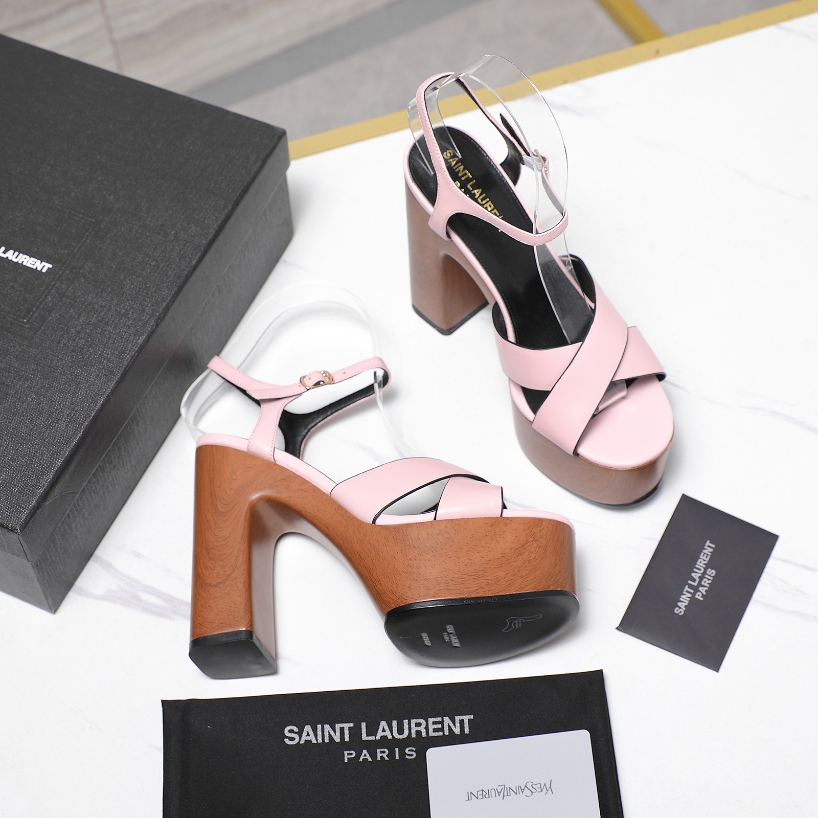 目を惹くカラー 2026 サンローラン 新作 ハイヒール 偽物