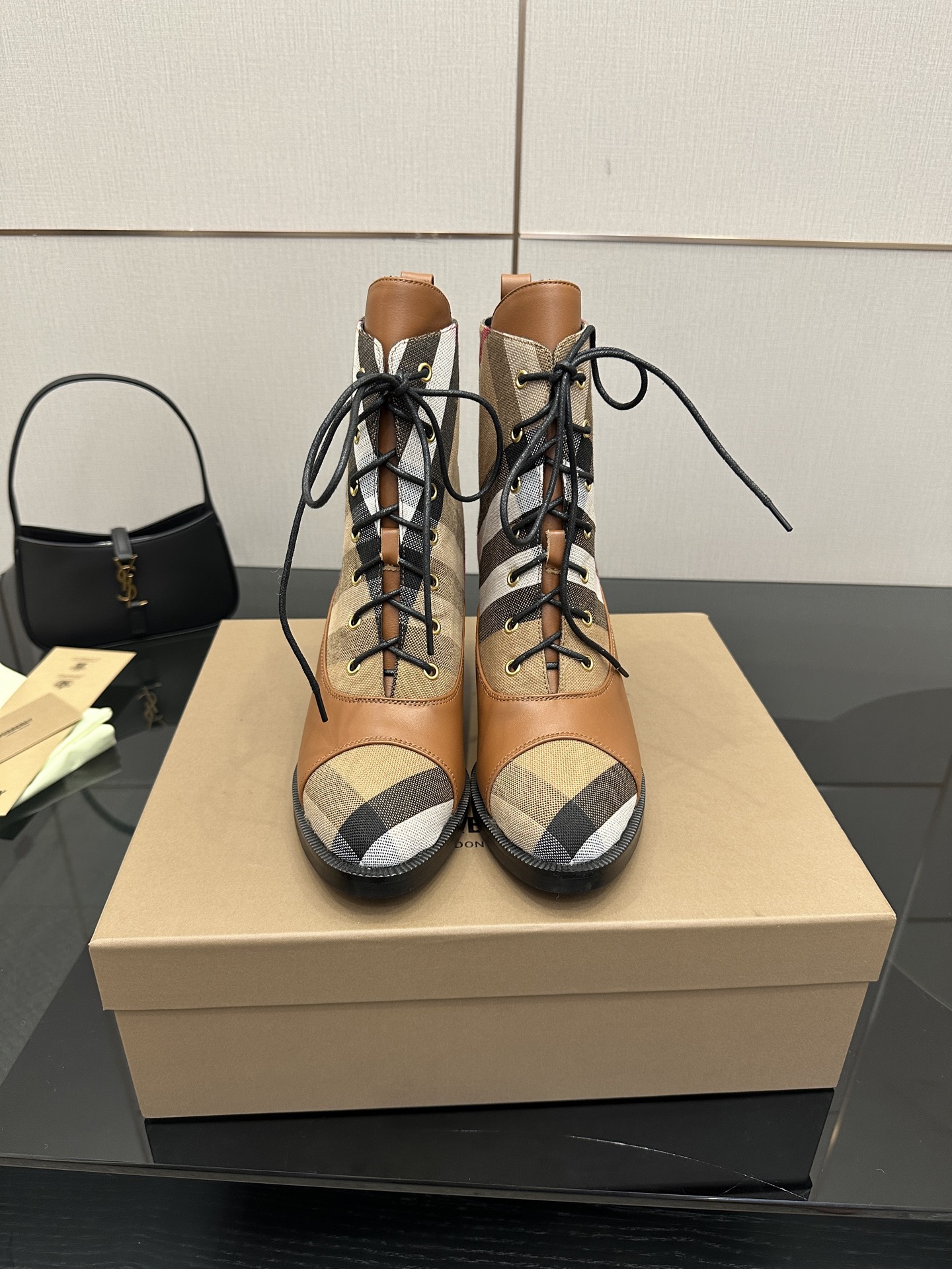 争奪戦 2026 バーバリー 新作 ブーツ コピー