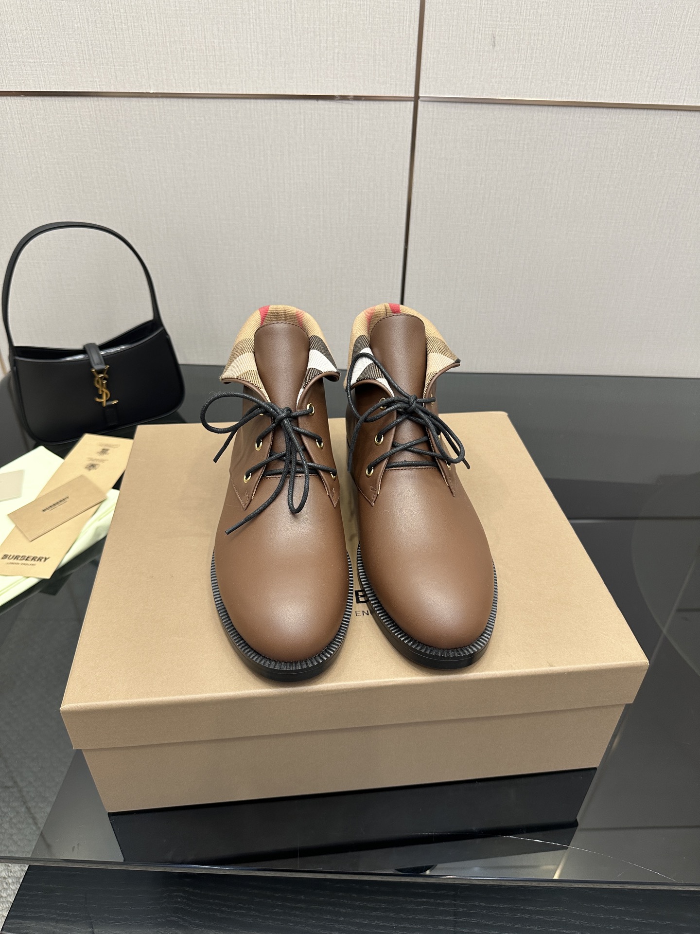 人気急上昇 2026 バーバリー 新作 ブーツ 偽物