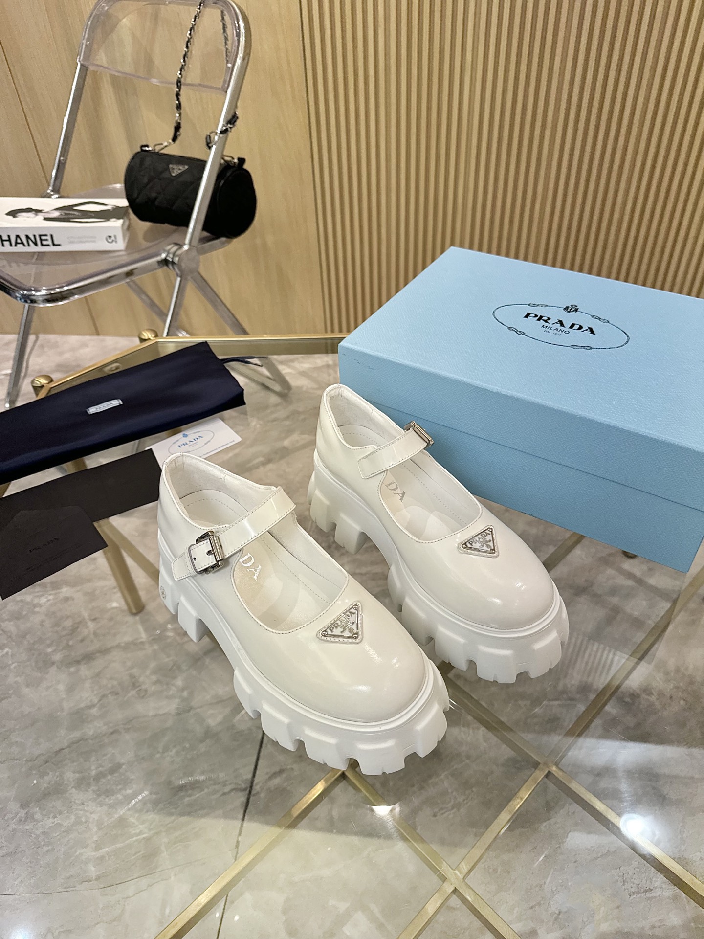 目を惹くカラー 2026 プラダ 新作 パンプス スーパーコピー