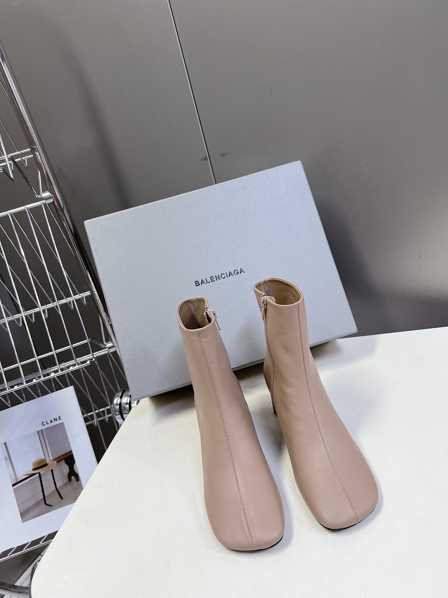 人気爆発☆ 2026 バレンシアガ 新作 ブーツ 偽物