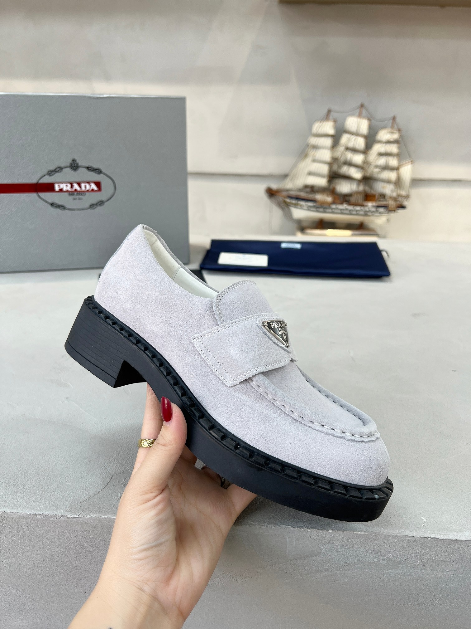累積売上総額第１位！2026 プラダ 新作 男女兼用 パンプス 偽物