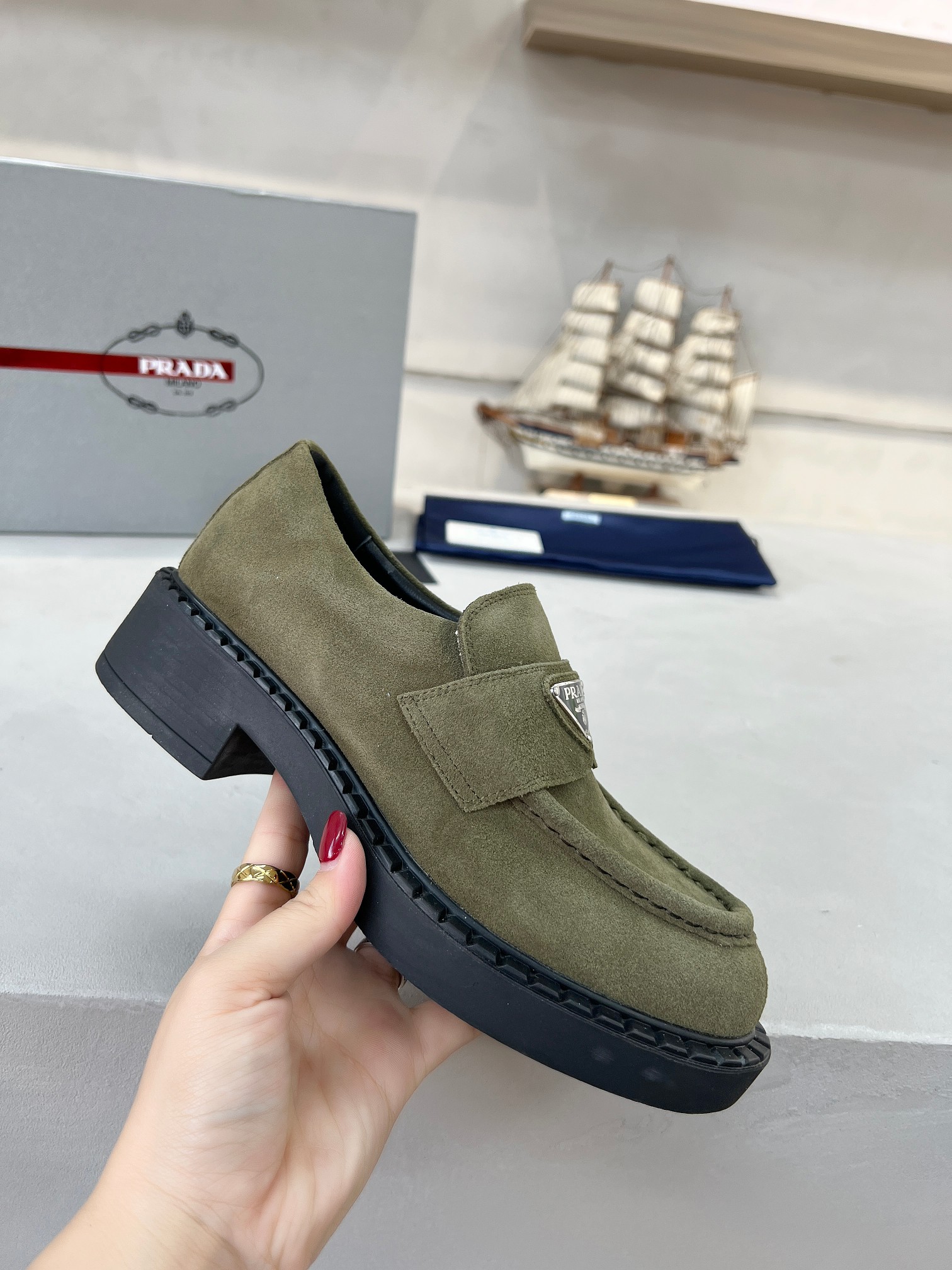 【即発】★ 2026 プラダ 新作 男女兼用 パンプス 偽物