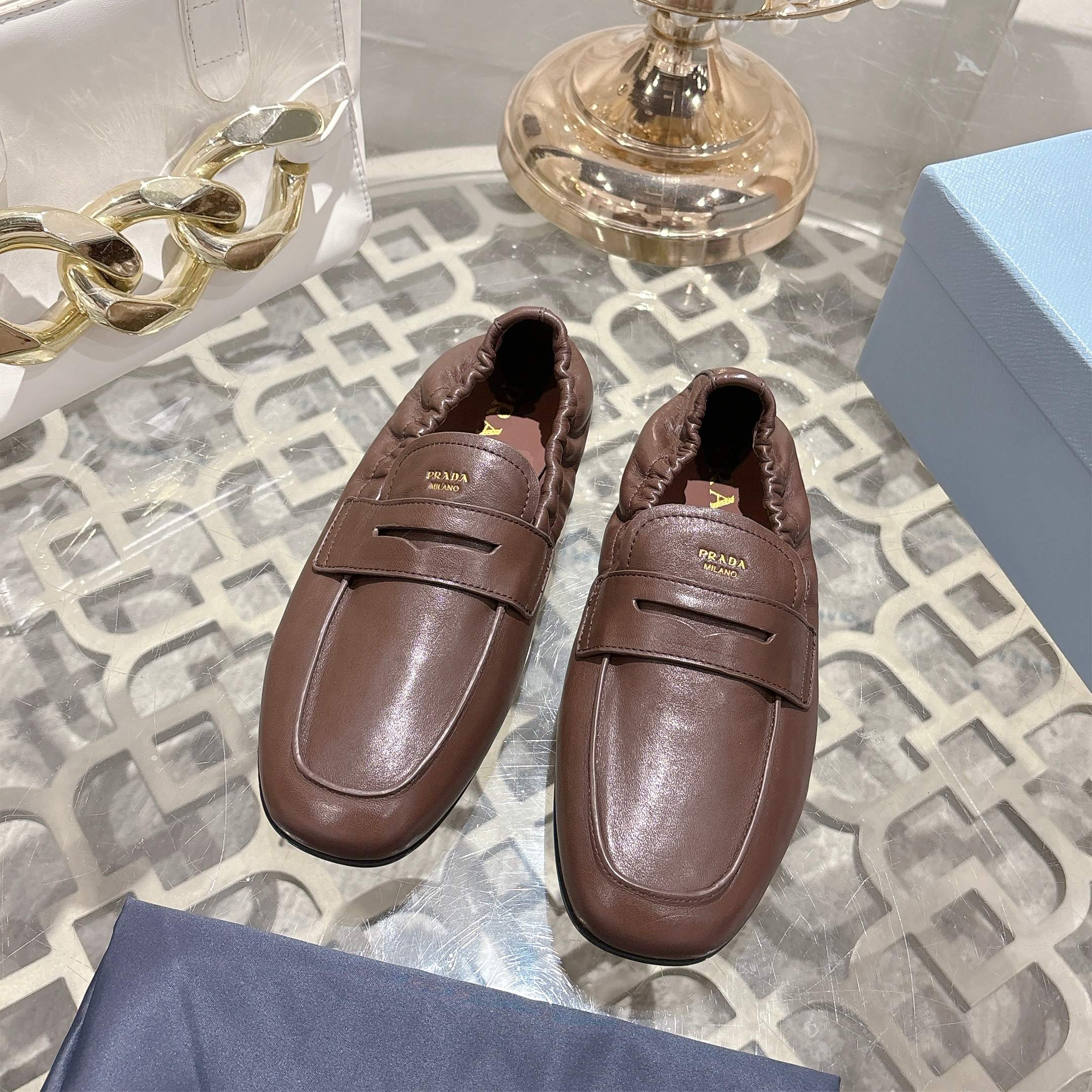 入手困難！2026 プラダ 新作 男女兼用 パンプス コピー