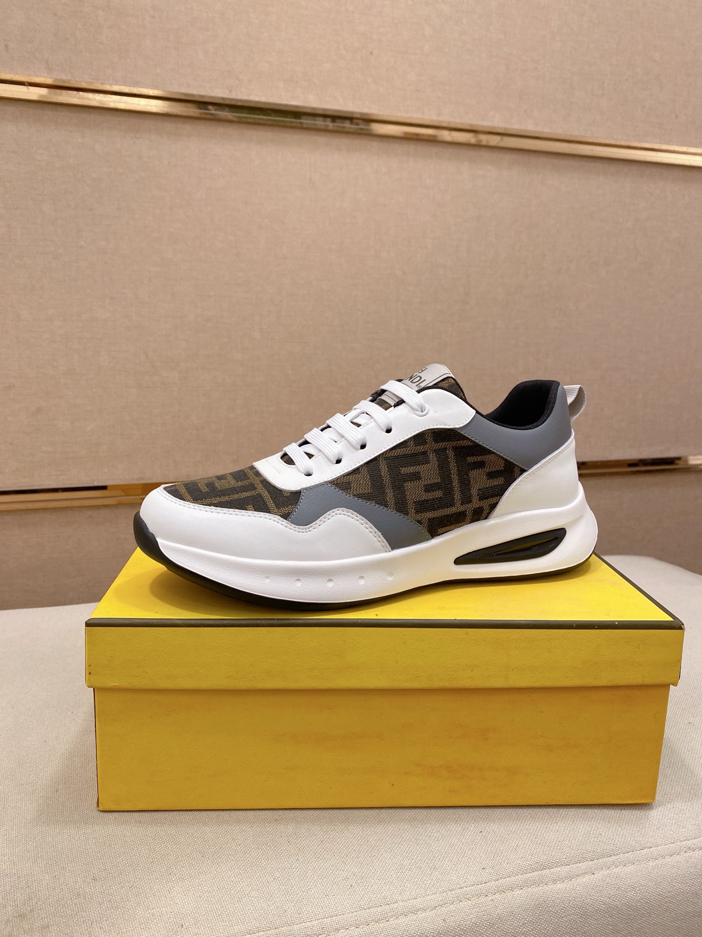 注目度抜群！2026 フェンディ 新作 スニーカー コピー