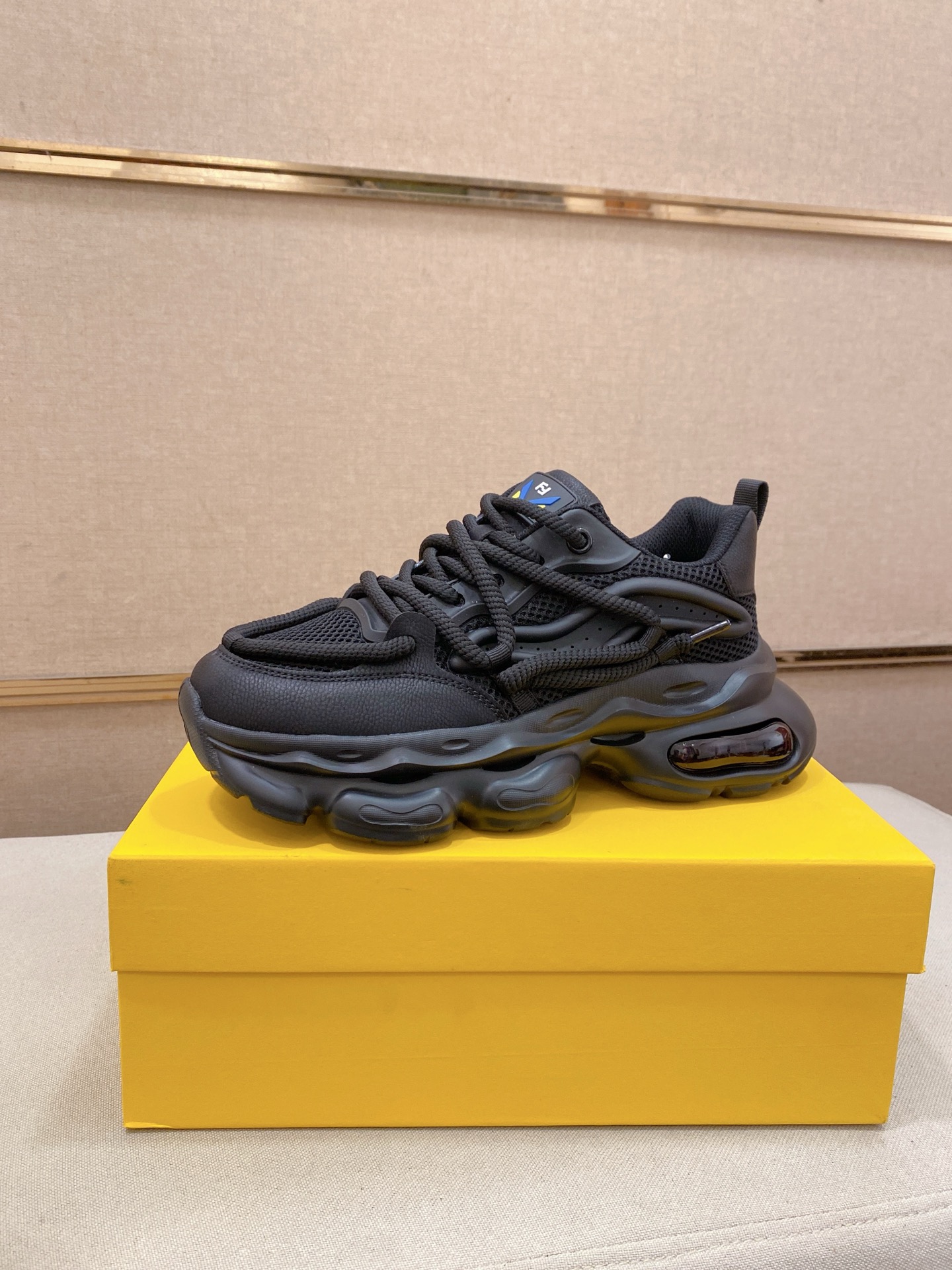 注目アイテム♡ 2026 フェンディ 新作 スニーカー スーパーコピー