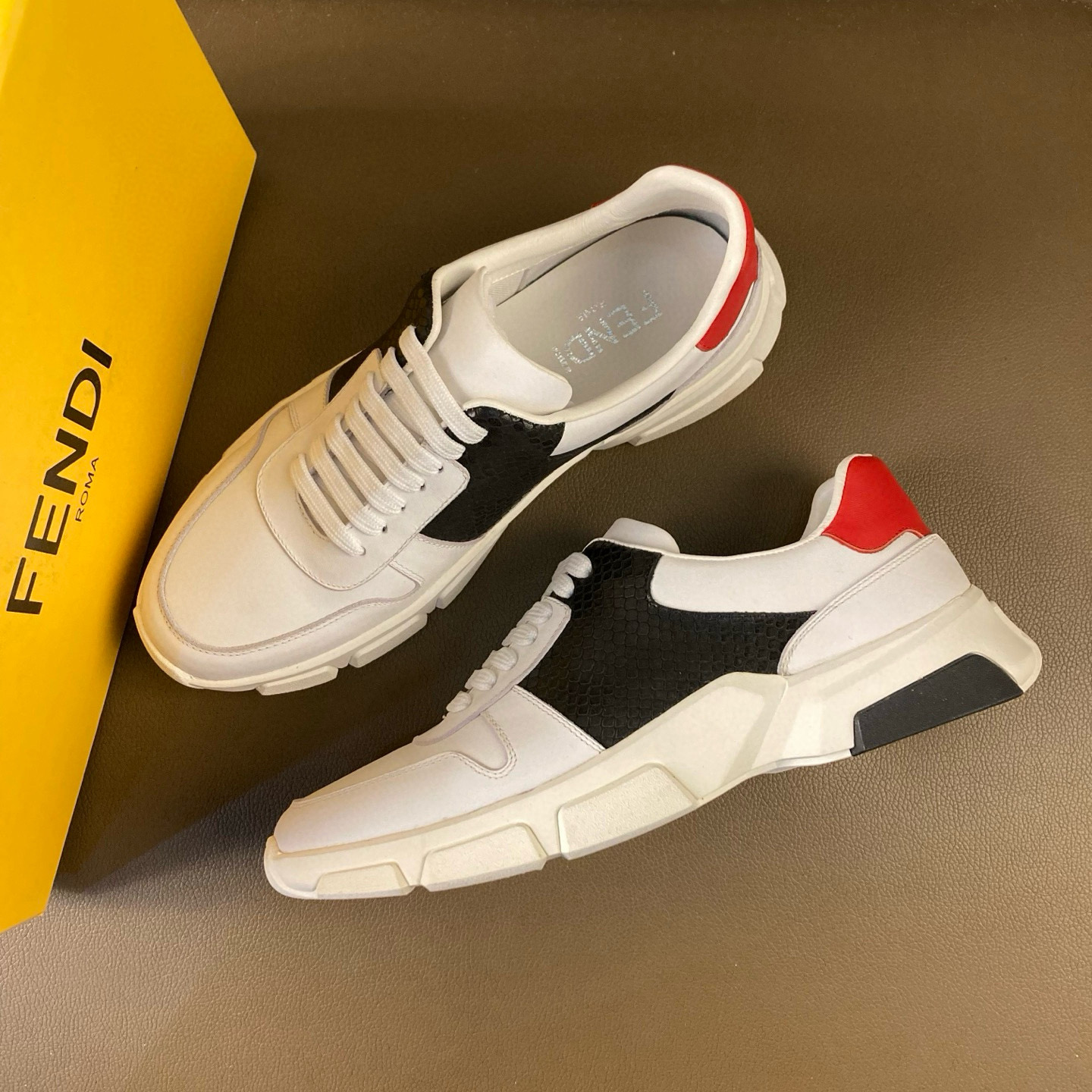 送料込 2026 フェンディ 新作 スニーカー コピー
