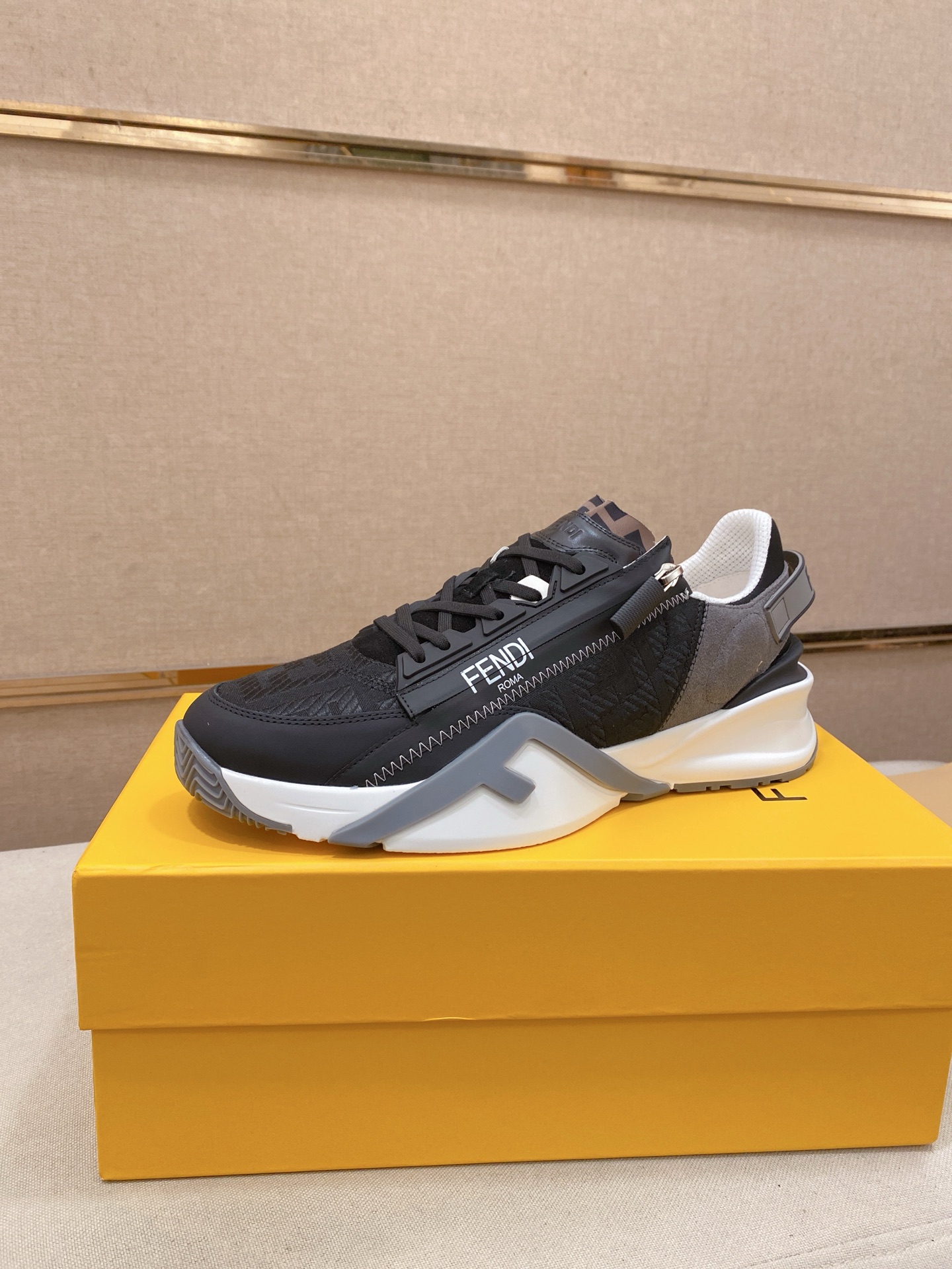 世界中で大人気♪ 2026 フェンディ 新作 スニーカー コピー