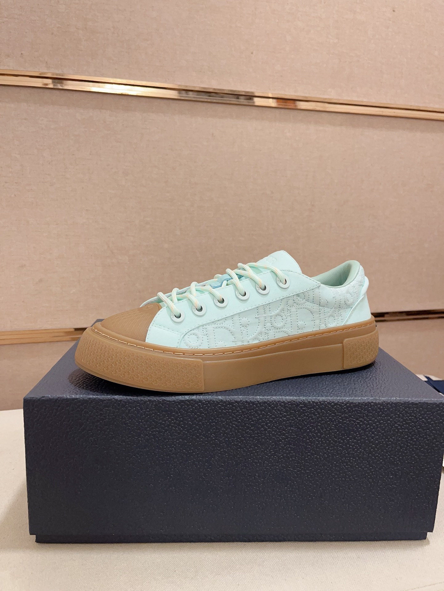 目を惹くカラー 2026 ディオール 新作 スニーカー スーパーコピー