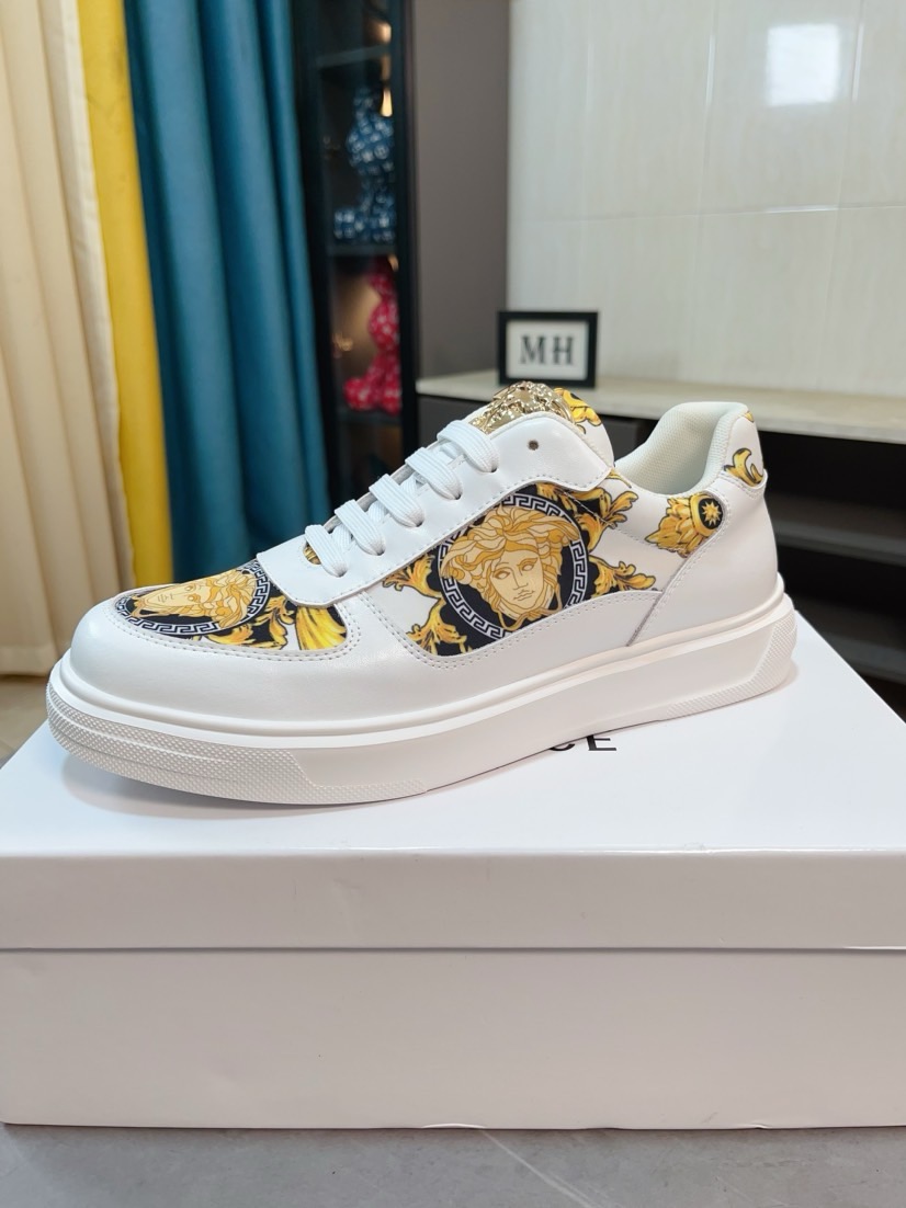 目を惹くカラー 2026 ヴェルサーチェ 新作 スニーカー スーパーコピー