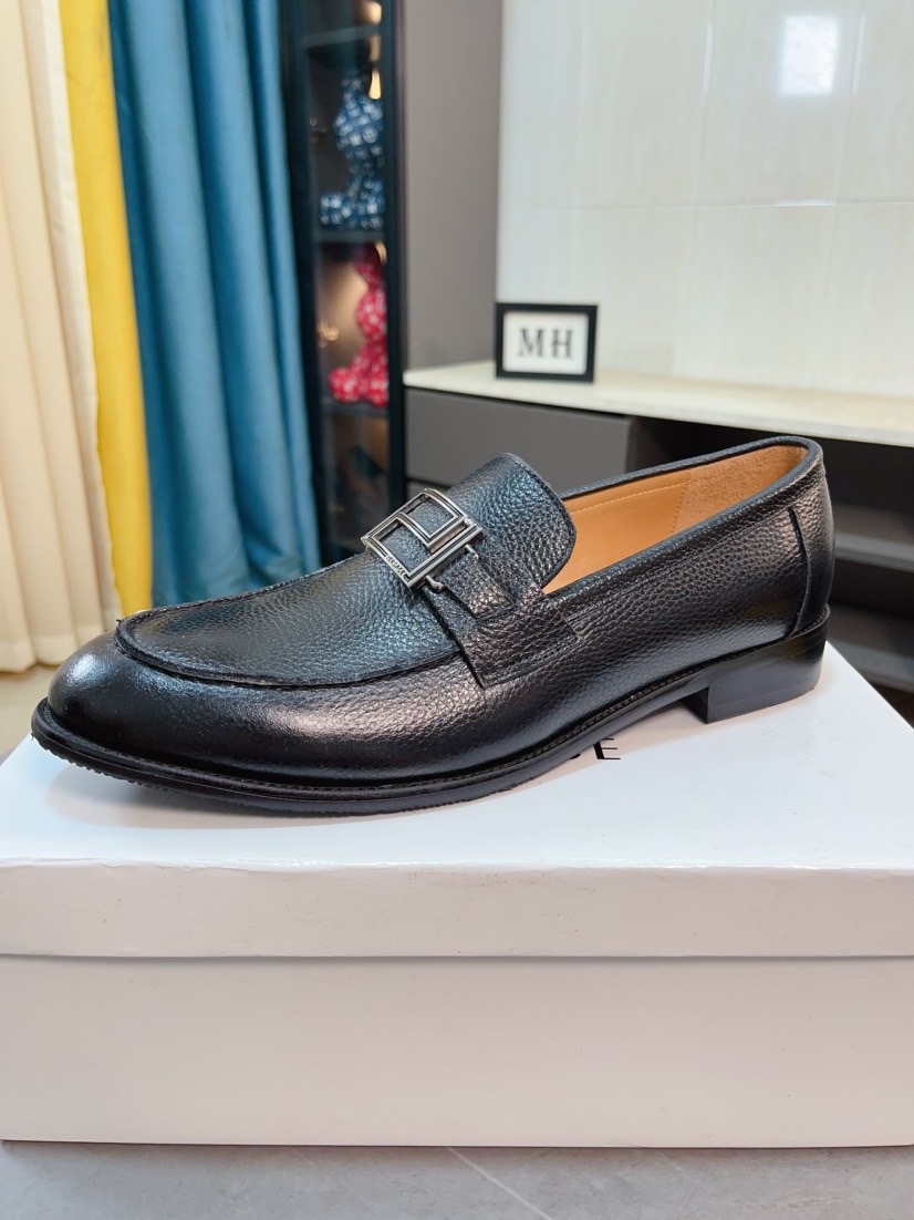 完売必至 2026 ヴェルサーチェ 新作 革靴 偽物