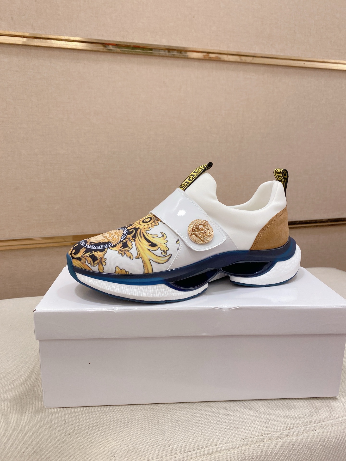 完売必至 ★ 2026 ヴェルサーチェ 新作 スニーカー 偽物