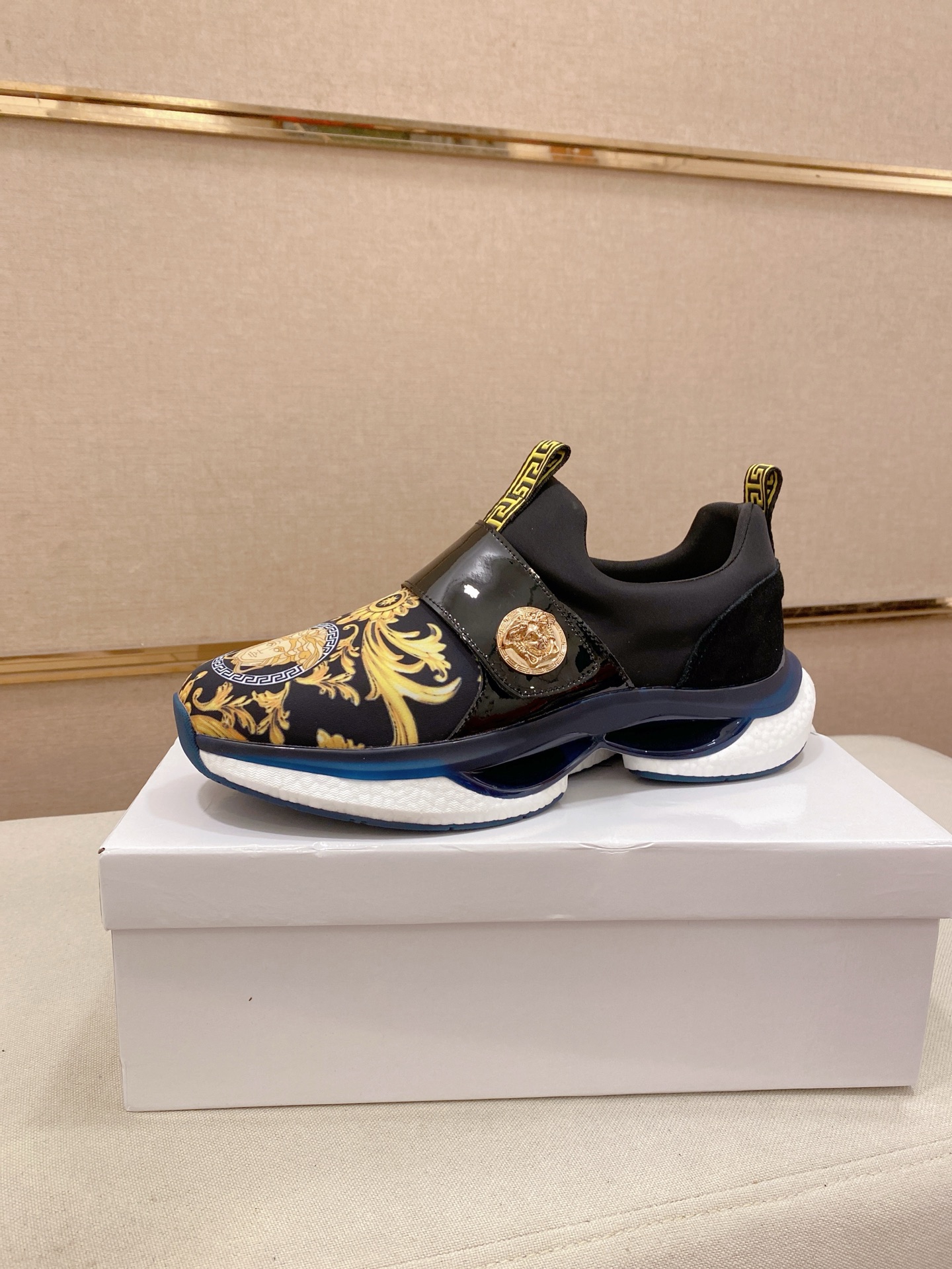 人気No1 2026 ヴェルサーチェ 新作 スニーカー コピー