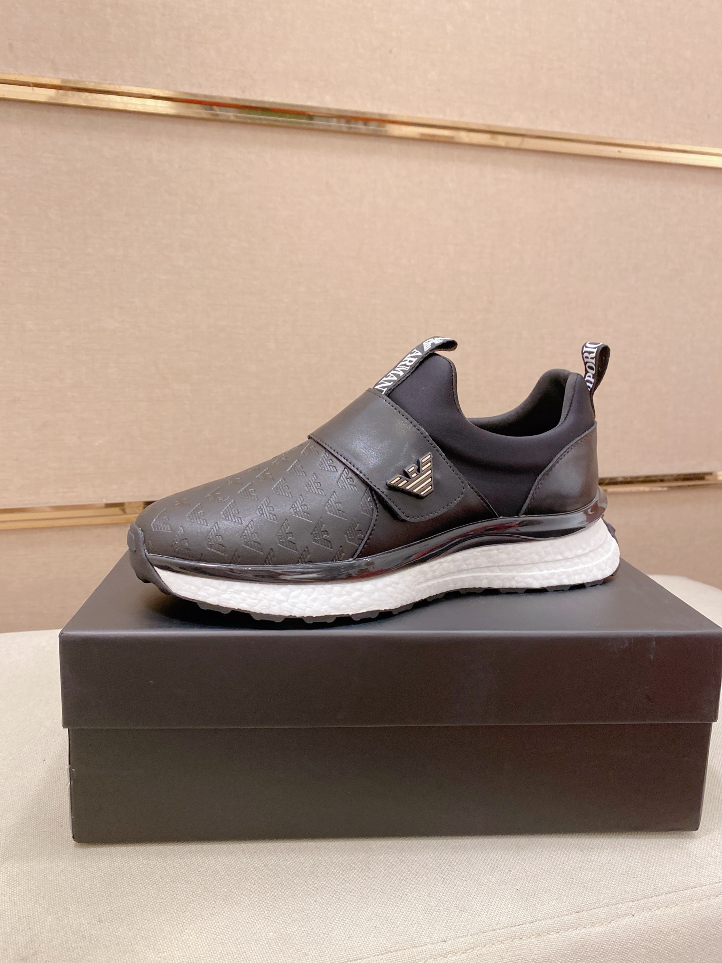 使い勝手良し 2026 ジョルジオアルマーニ 新作 スニーカー コピー