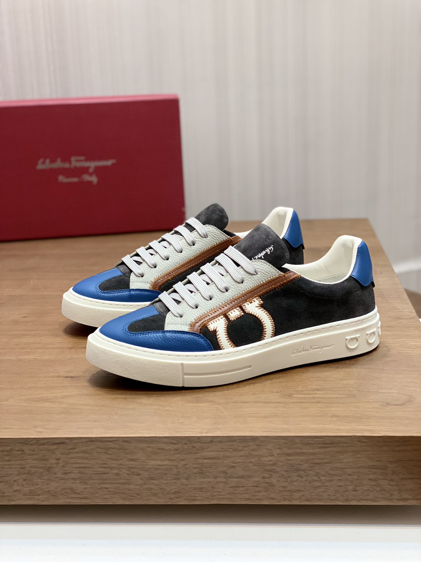 定番人気！2026 フェラガモ 新作 スニーカー スーパーコピー