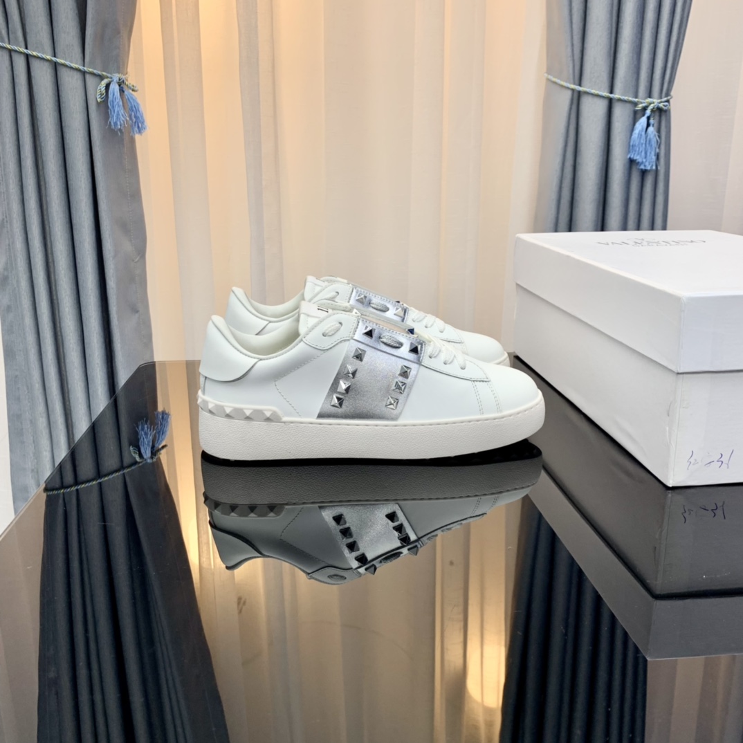 送料込 2026 ヴァレンティノ 新作 男女兼用 スニーカー 偽物