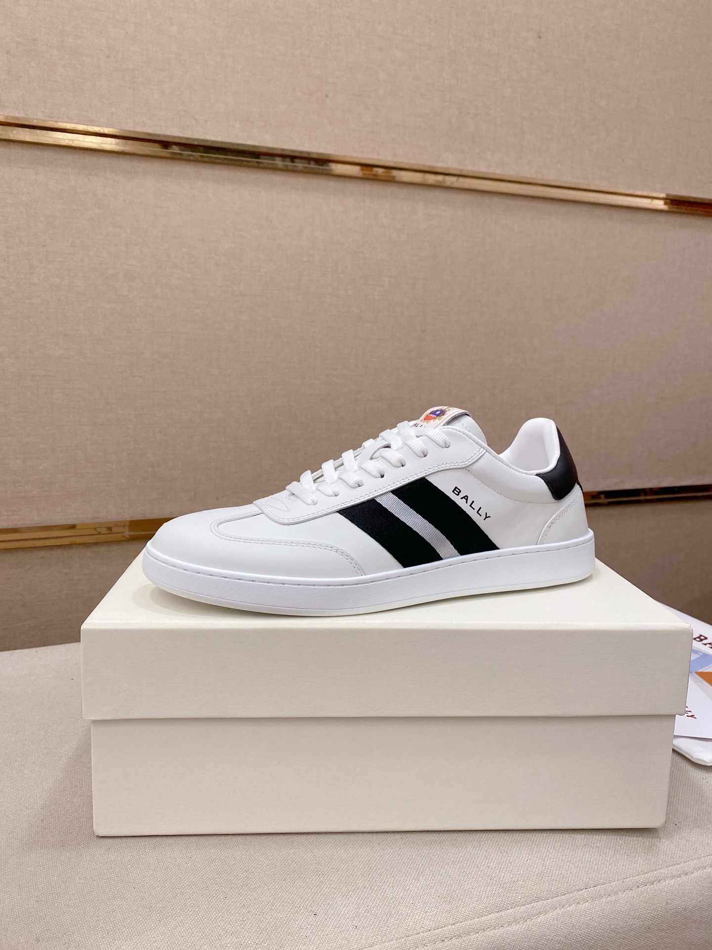 世界中で大人気♪ 2026 バリー 新作 スニーカー 偽物