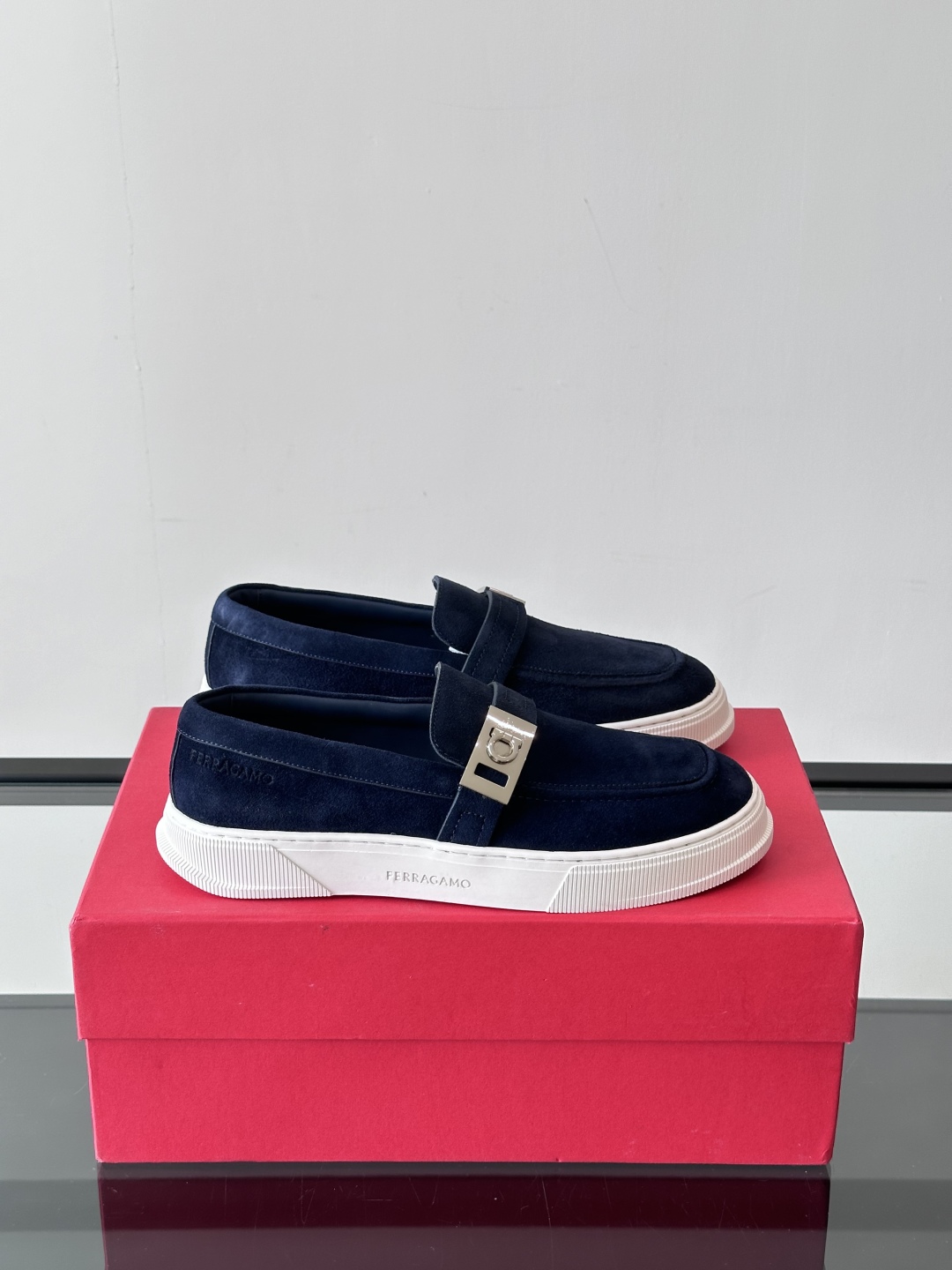 目を惹くカラー 2026 フェラガモ 新作 パンプス 偽物