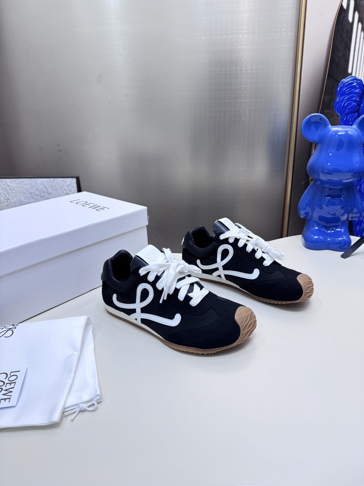 世界中で大人気♪ 2026 ロエベ 新作 男女兼用 スニーカー コピー