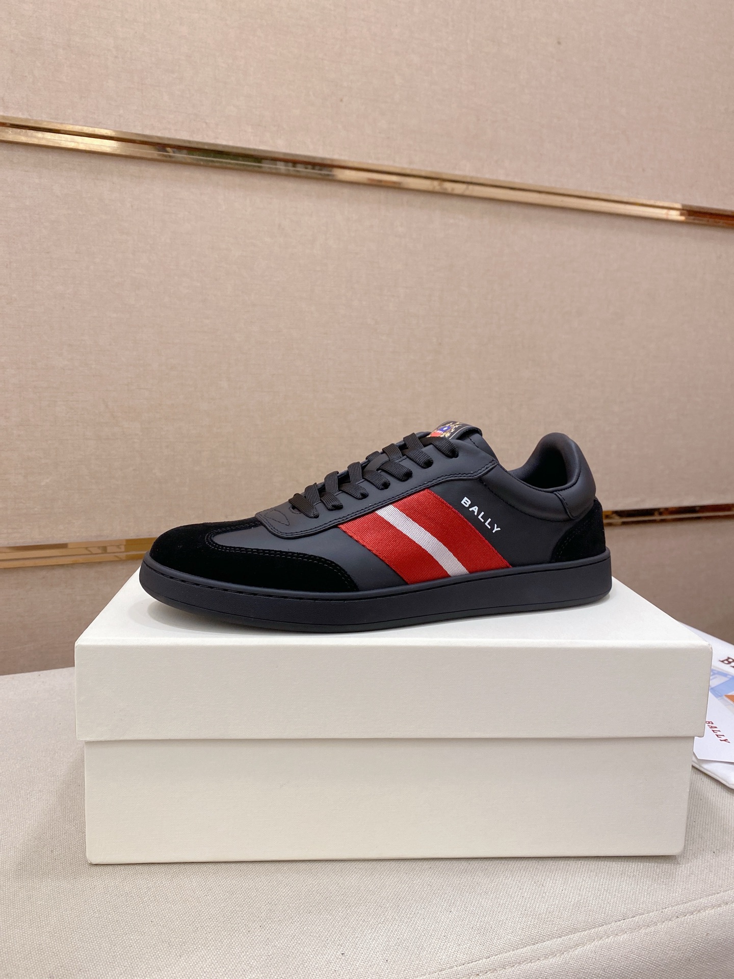 完売必至 2026 バリー 新作 スニーカー コピー