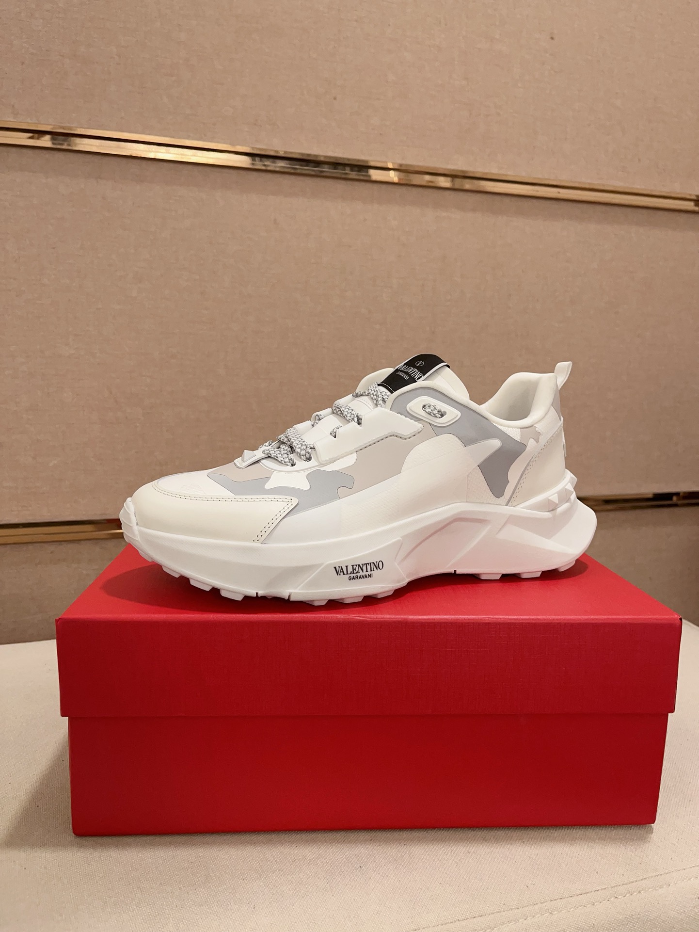 ☆超人気☆ 2026 ヴァレンティノ 新作 スニーカー 偽物
