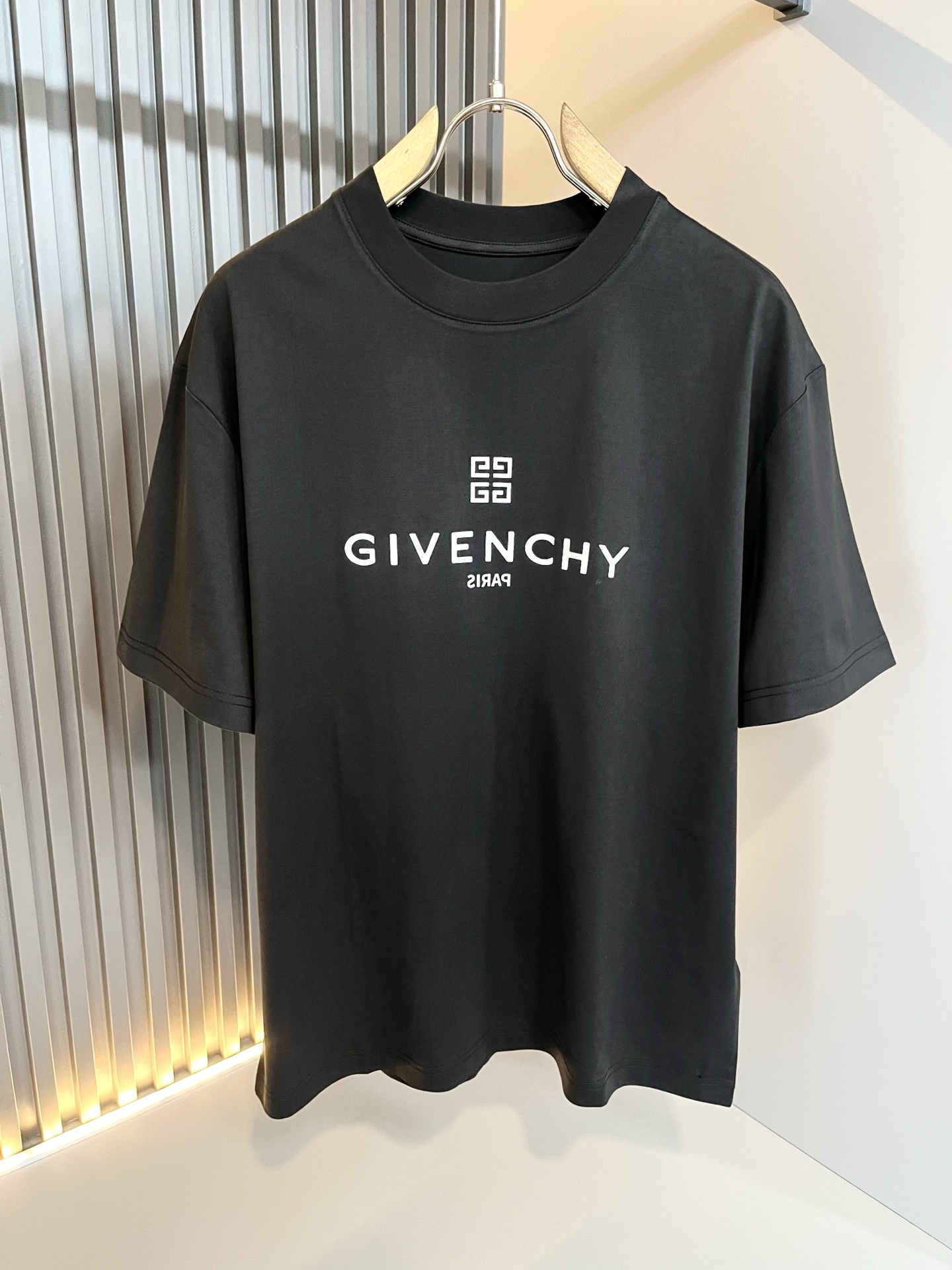 人気No1 2026 ジバンシー 新作 半袖Tシャツ 偽物