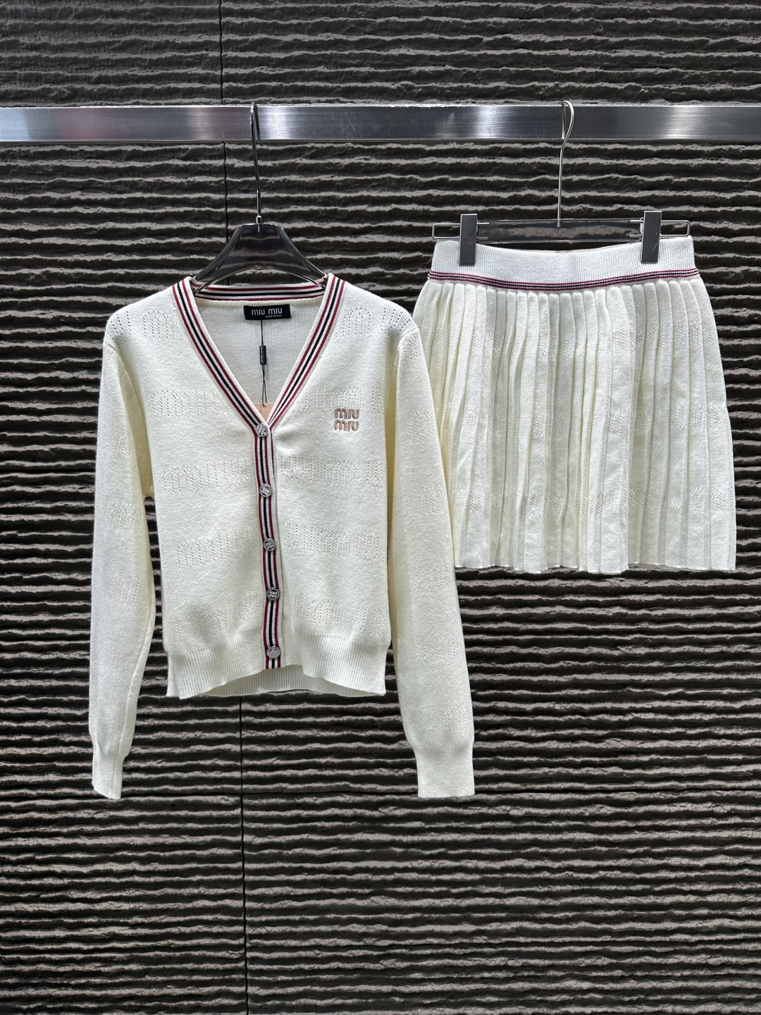 使い勝手良 2026 ミュウミュウ 新作 セットアップ 偽物 2色