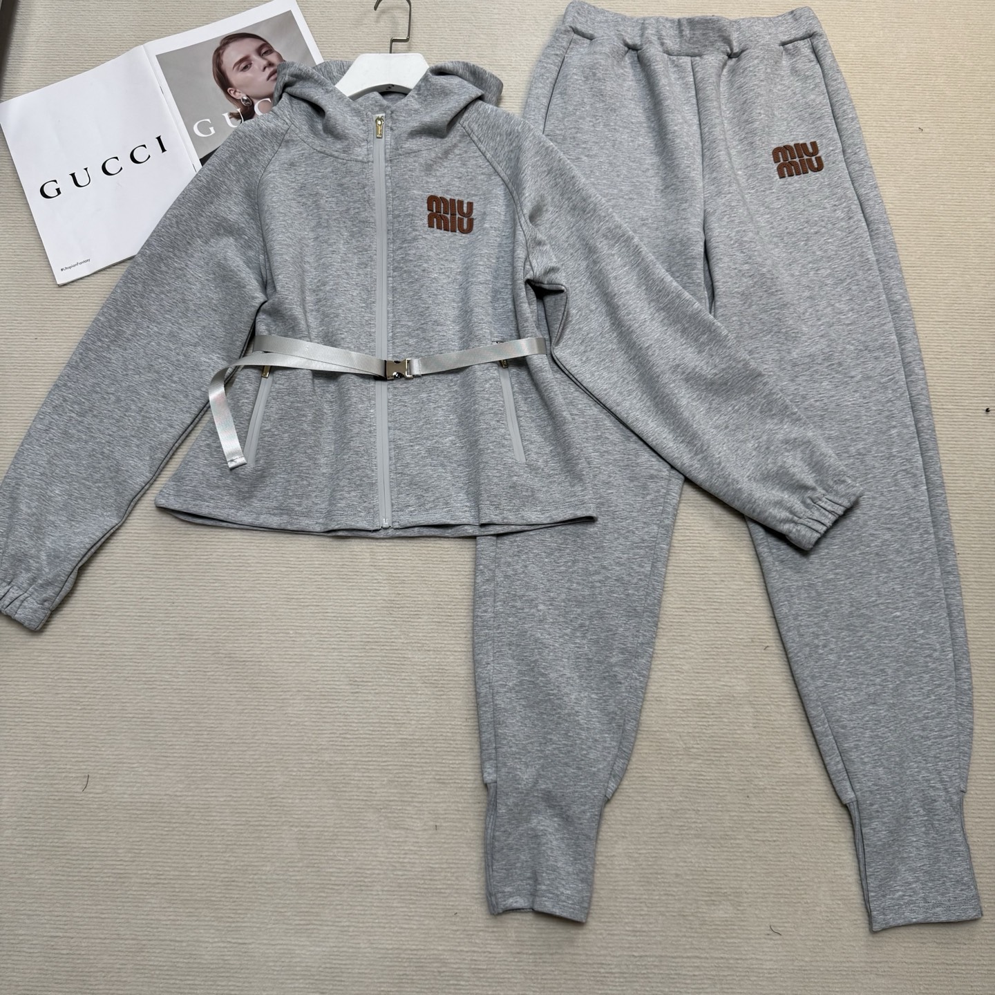 完売前に！ 2026 ミュウミュウ 新作 セットアップ 偽物