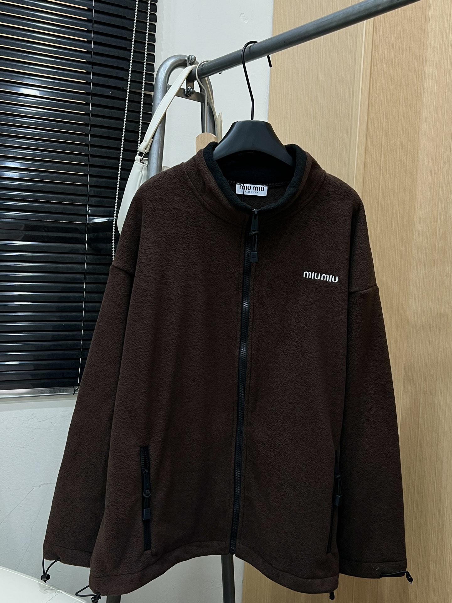 送料込 2026 ミュウミュウ 新作 パーカー 偽物